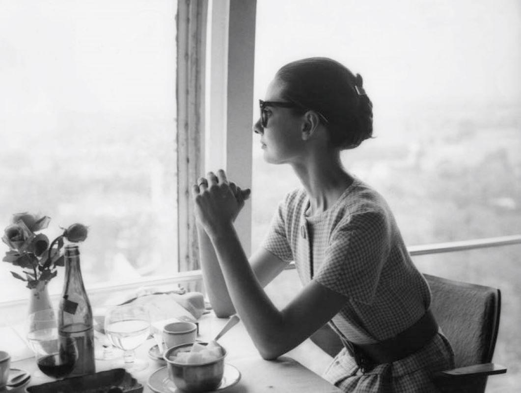 Unknown Portrait Photograph – Lunch mit Audrey Hepburn (1958) Silberner Gelatinesfaserdruck - Übergröße 