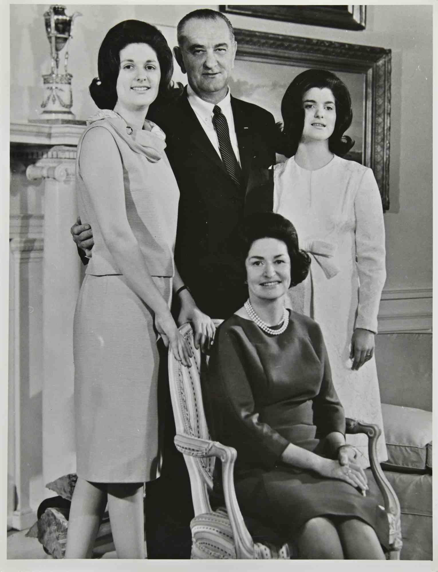 Portrait Photograph di Unknown - La famiglia di Lyndon Johnson - Fotografia d'epoca - Anni '60