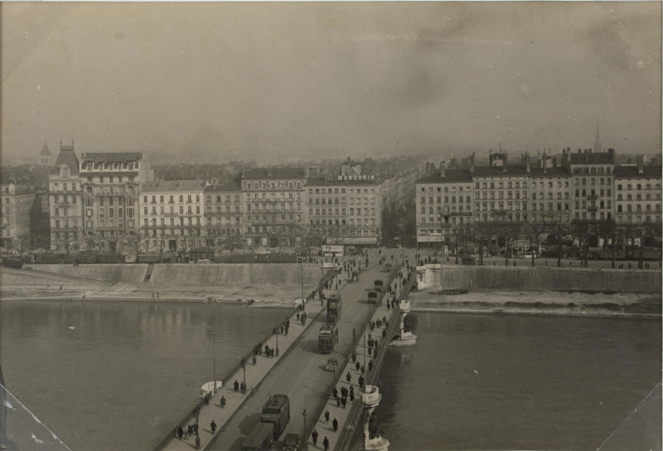 Eine einzigartige Original-Silbergelatine-Schwarzweißfotografie. Blick auf eine Brücke über die Rhone in Lyon, Frankreich, März 1927. 
Der Blick auf die Pont de l'Université in Lyon, Frankreich, wurde vom Dach des Kaufhauses Galerie Lafayette aus
