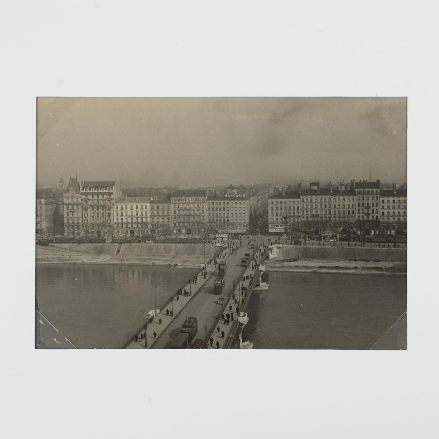 Lyon, Frankreich, Fluss Rhone 1927 – Silbergelatine-Schwarz-Weiß-Fotografie im Angebot 1