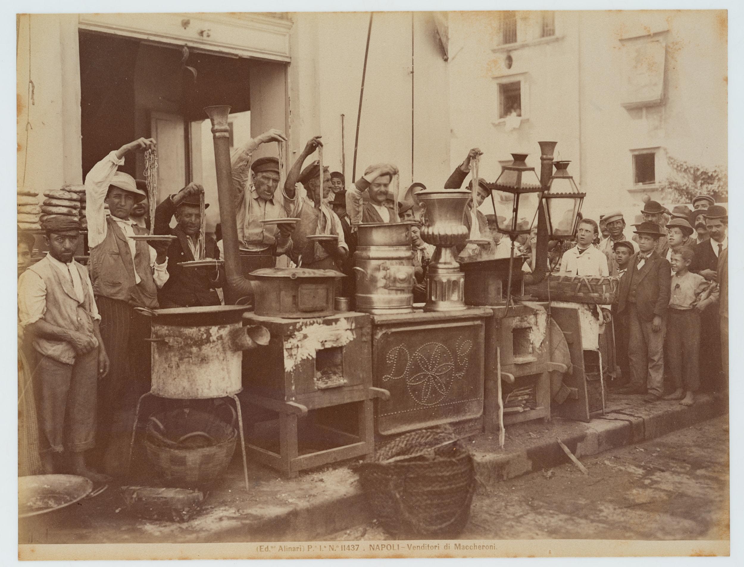 Macaroni vendors, Neapel - Photograph by Fratelli Alinari