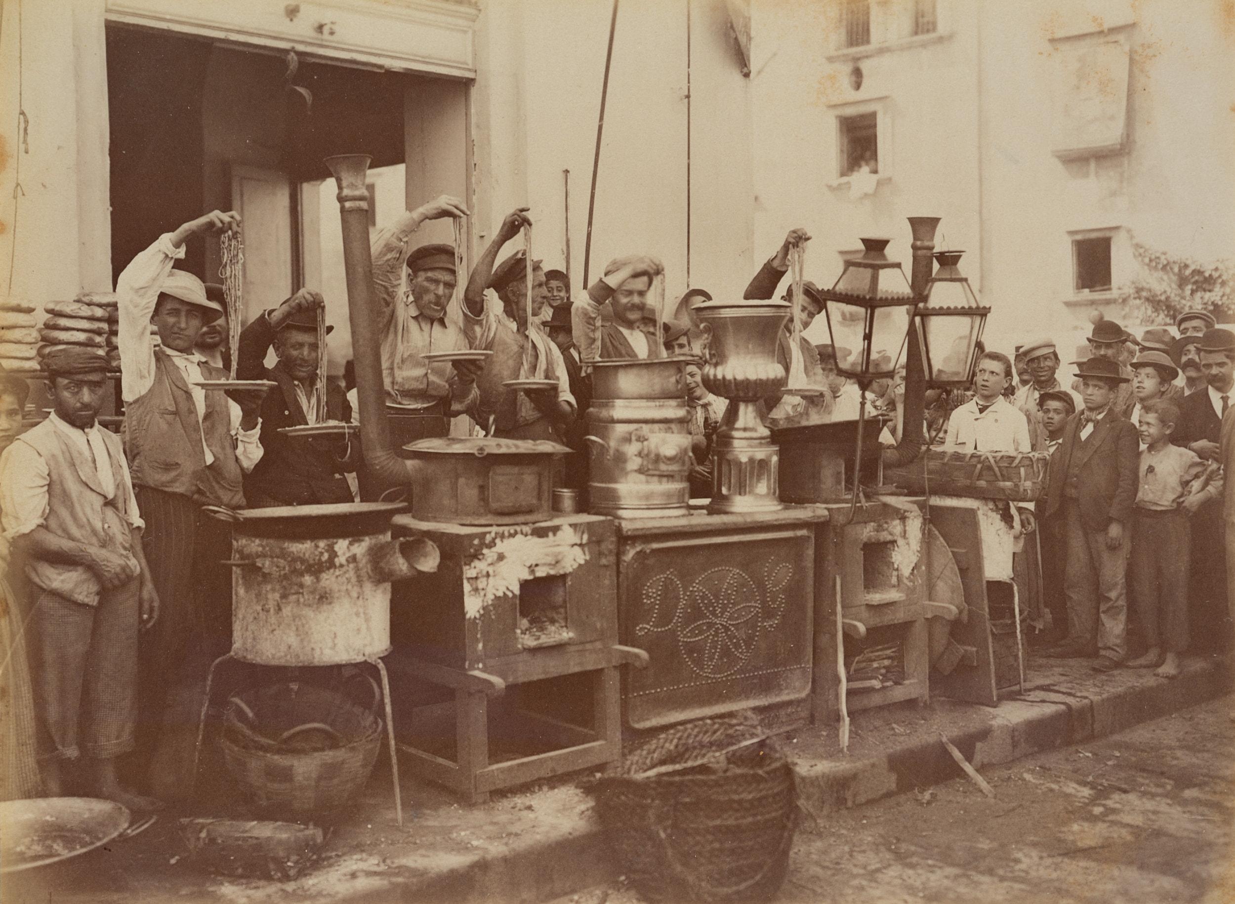 Fratelli Alinari Black and White Photograph – Makkaroni Vendoren, Neapel