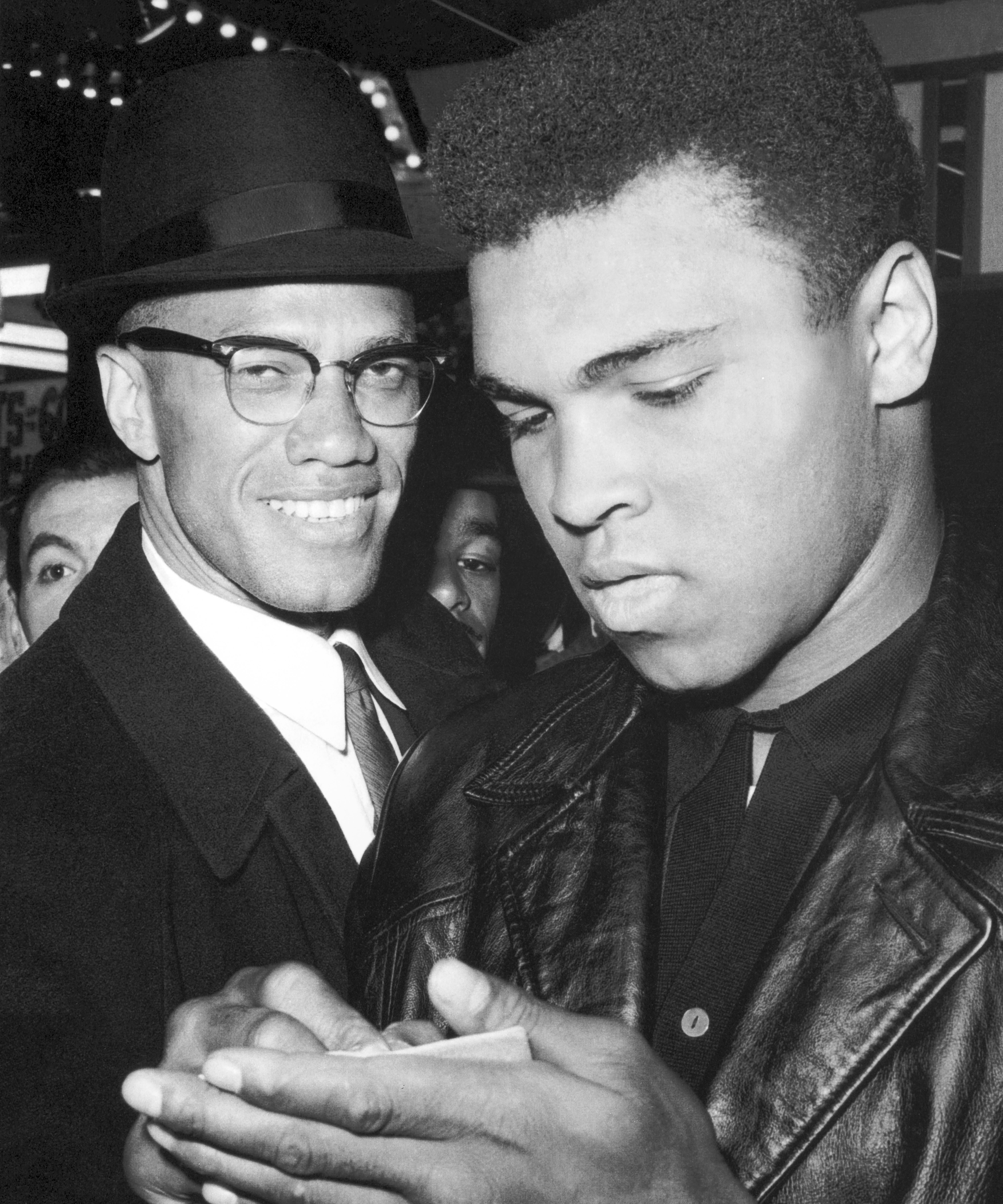 Portrait Photograph de Unknown - Malcolm X y Muhammad Ali