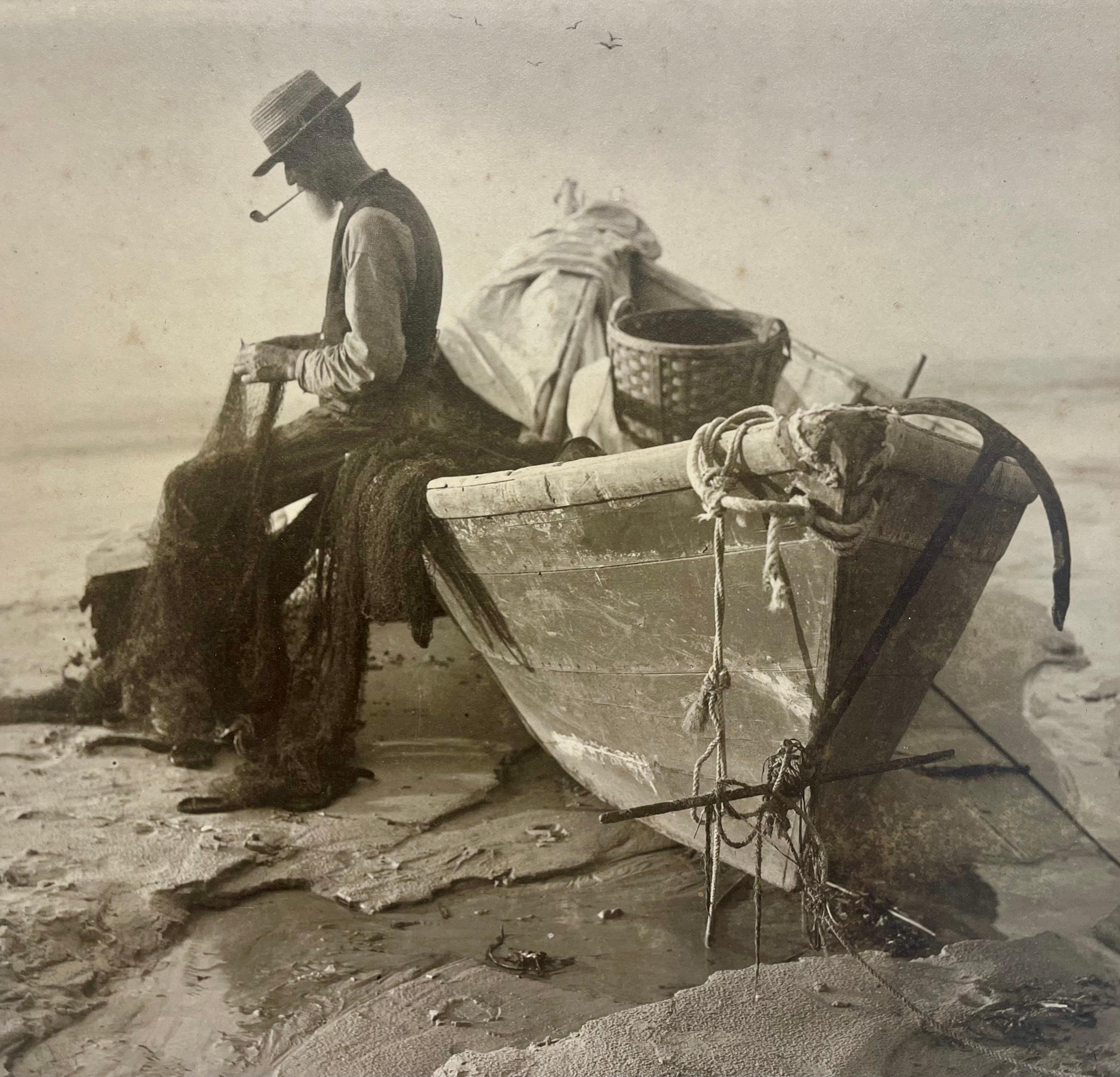 Uomo che fuma la pipa dopo aver pescato - Photograph di Unknown