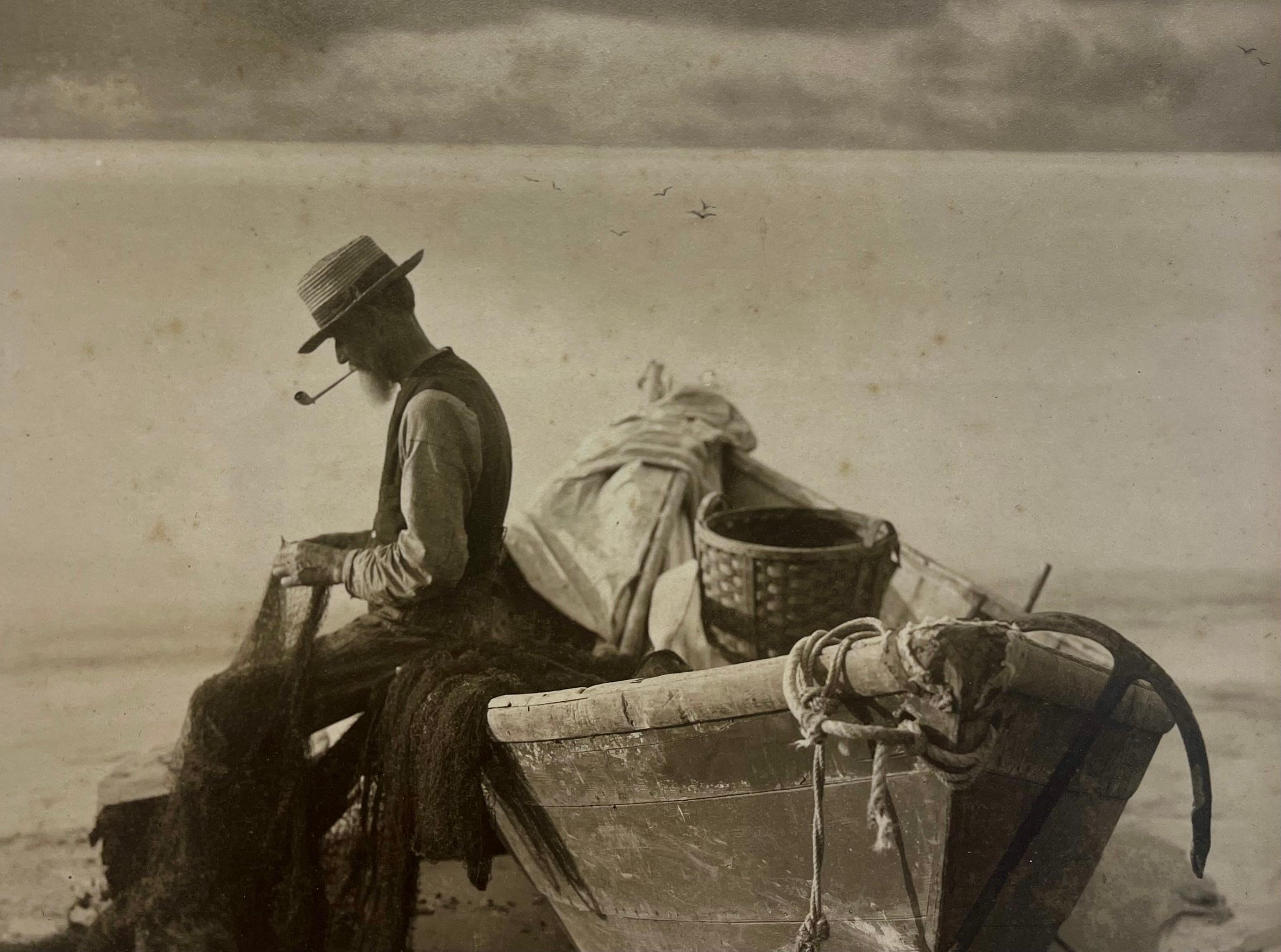 Man fumant la pipe après la pêche - Gris Figurative Photograph par Unknown