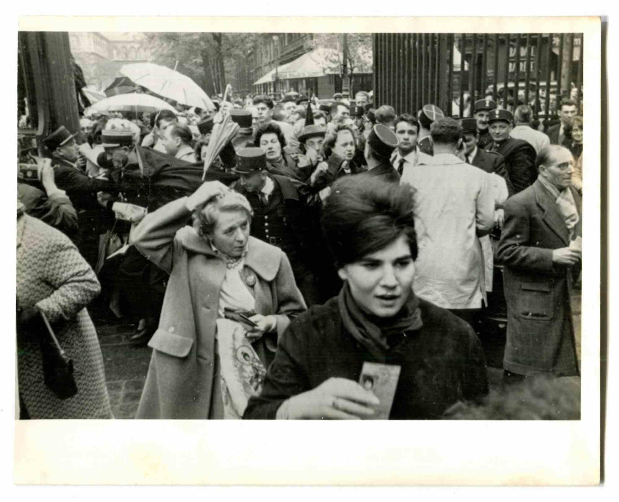 Unknown Figurative Photograph - Manifestation in Paris -  Photo  - 1960s