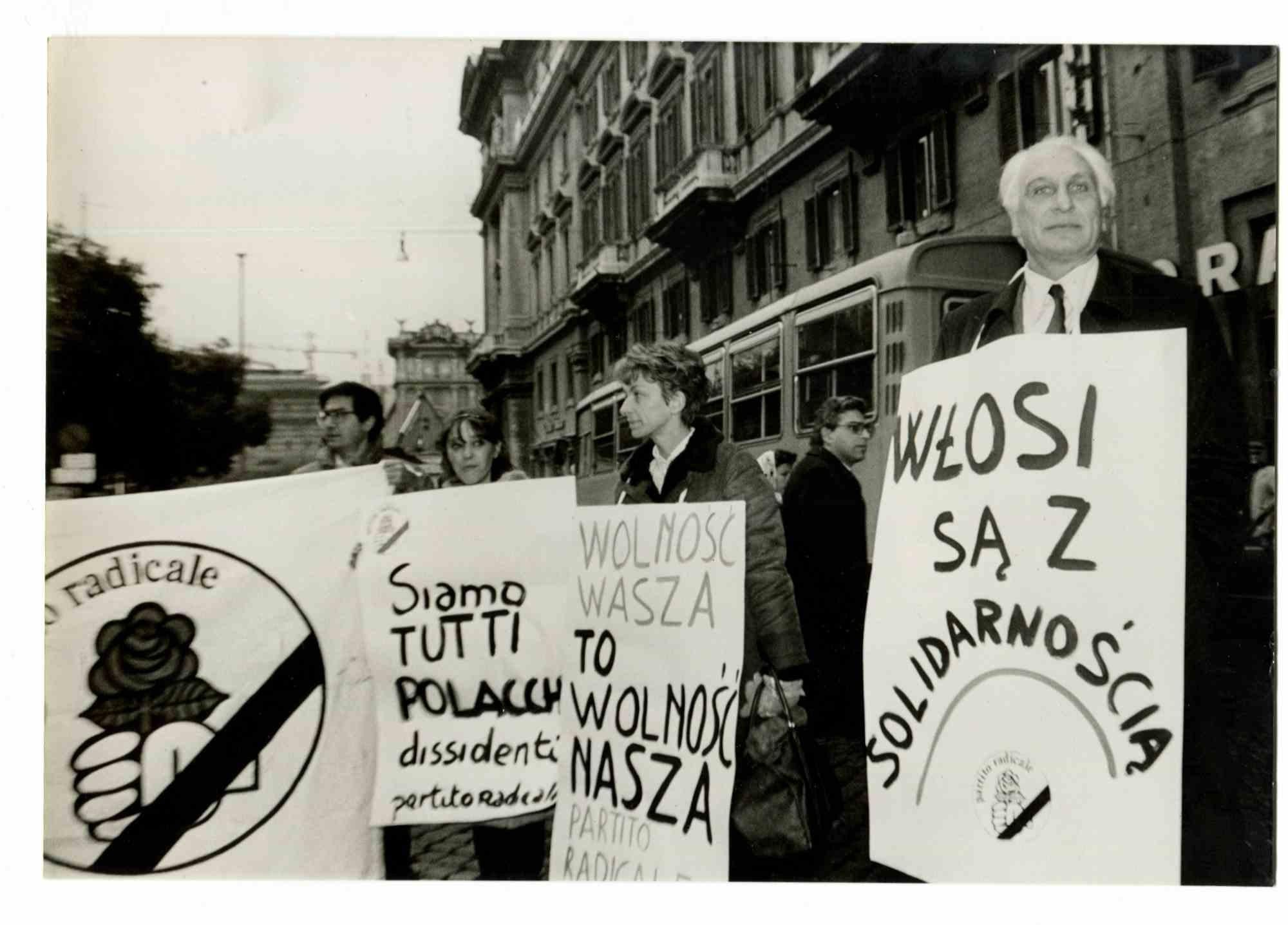 Unknown Figurative Photograph – Manifestation – Marco Pannella und Emma Bonino – Vintage-Foto – 1970er Jahre