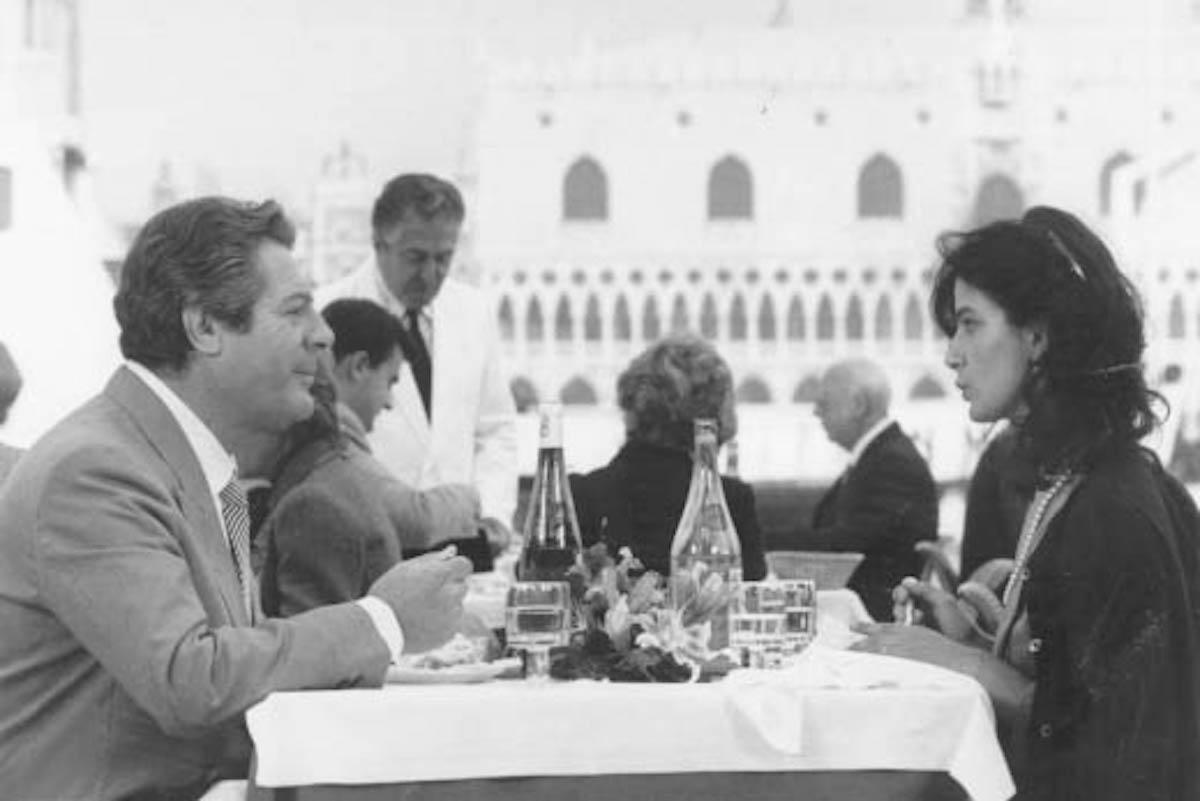Marcello Mastroianni und Laura Morante – Vintage b/w-Foto – 1985