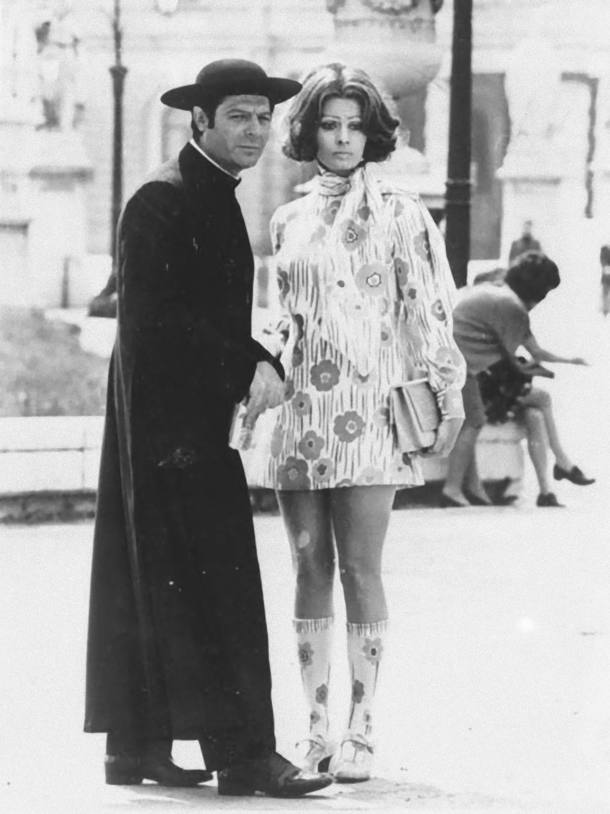 Portrait Photograph di Unknown - Marcello Mastroianni e Sophia Loren - Fotografia vintage in b/n - 1970