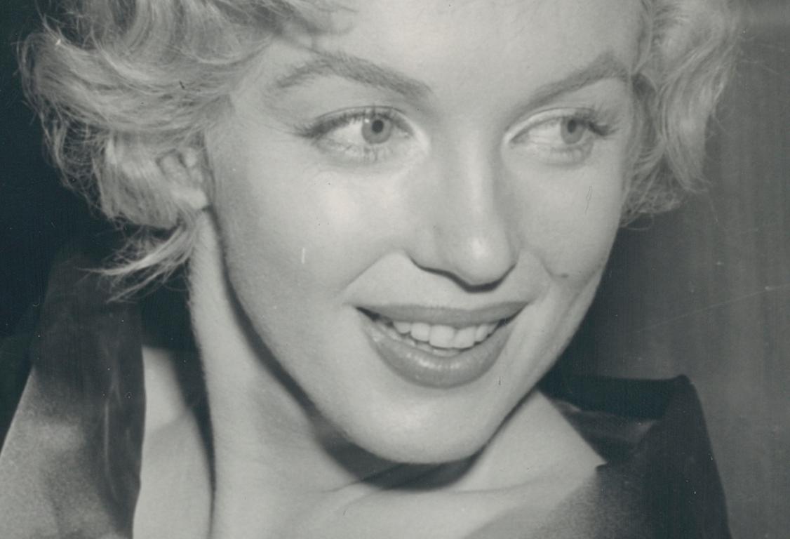 Marilyn at London's Comedy Theatre, 1956, 21, 8 x 16, 4 cm - Photograph by Unknown