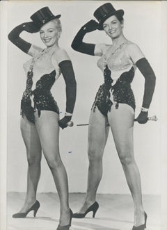 Monroe and Russell in "Gentlemen prefer Blondes", 1953, 29, 8 x 19, 8 cm