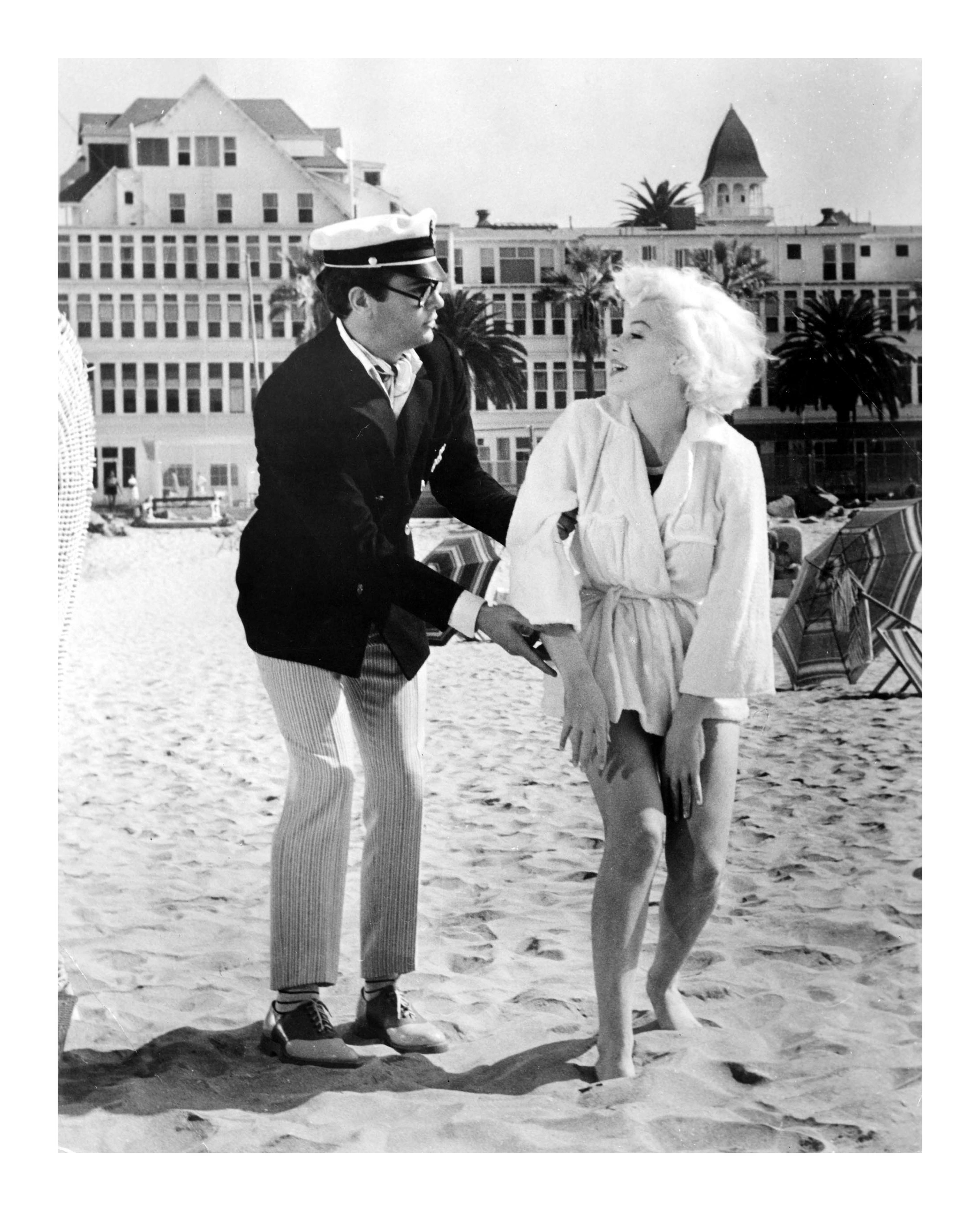 Marilyn Monroe et Tony Curtis dans Certains l'aiment chaud - Photograph de Unknown
