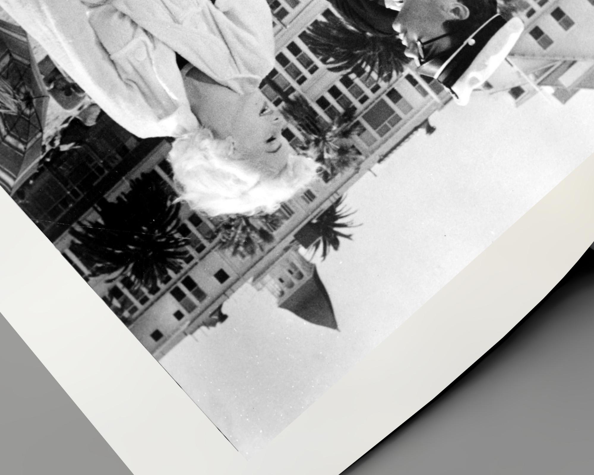 Marilyn Monroe et Tony Curtis dans Certains l'aiment chaud - Contemporain Photograph par Unknown