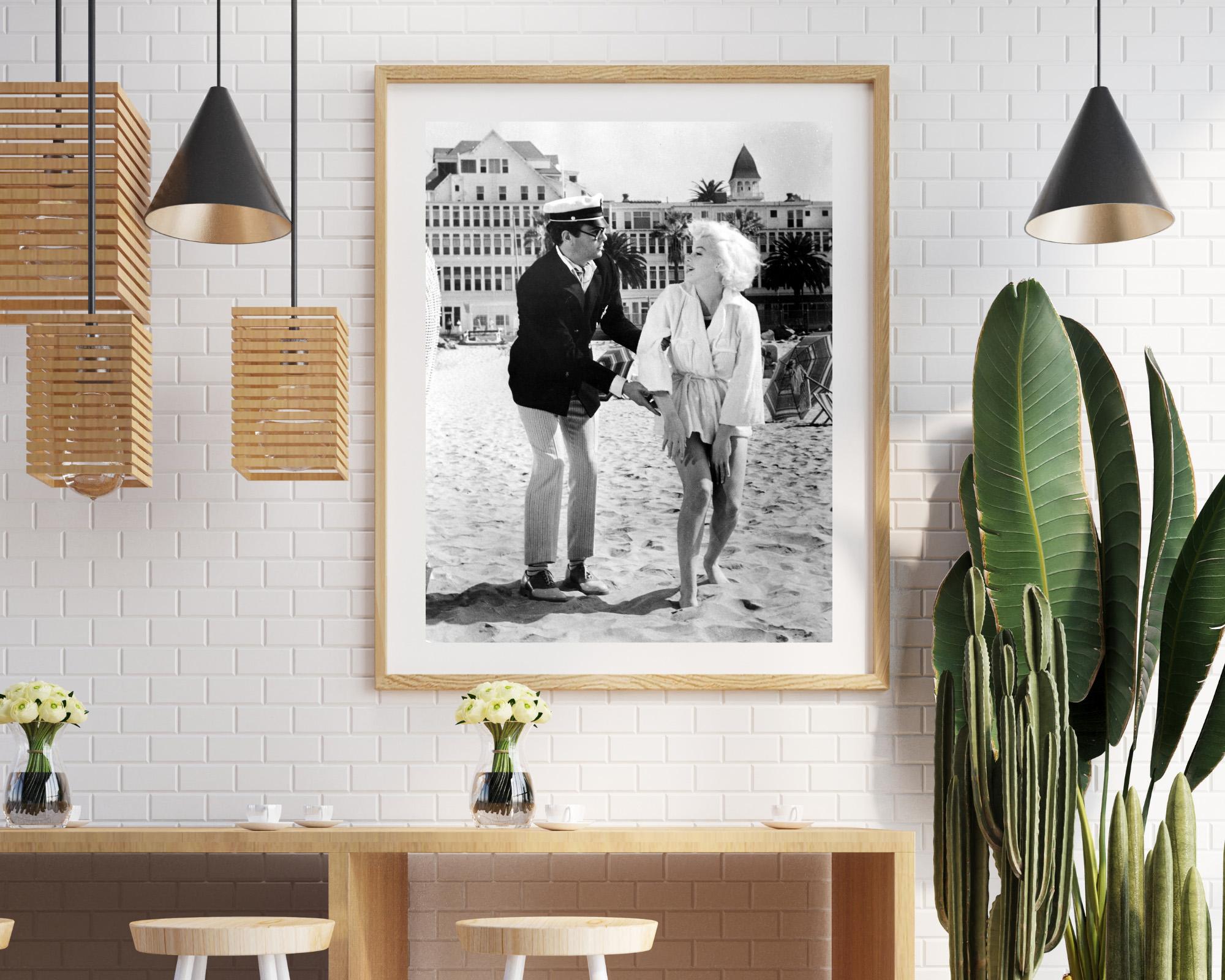 Marilyn Monroe et Tony Curtis dans Certains l'aiment chaud - Gris Black and White Photograph par Unknown