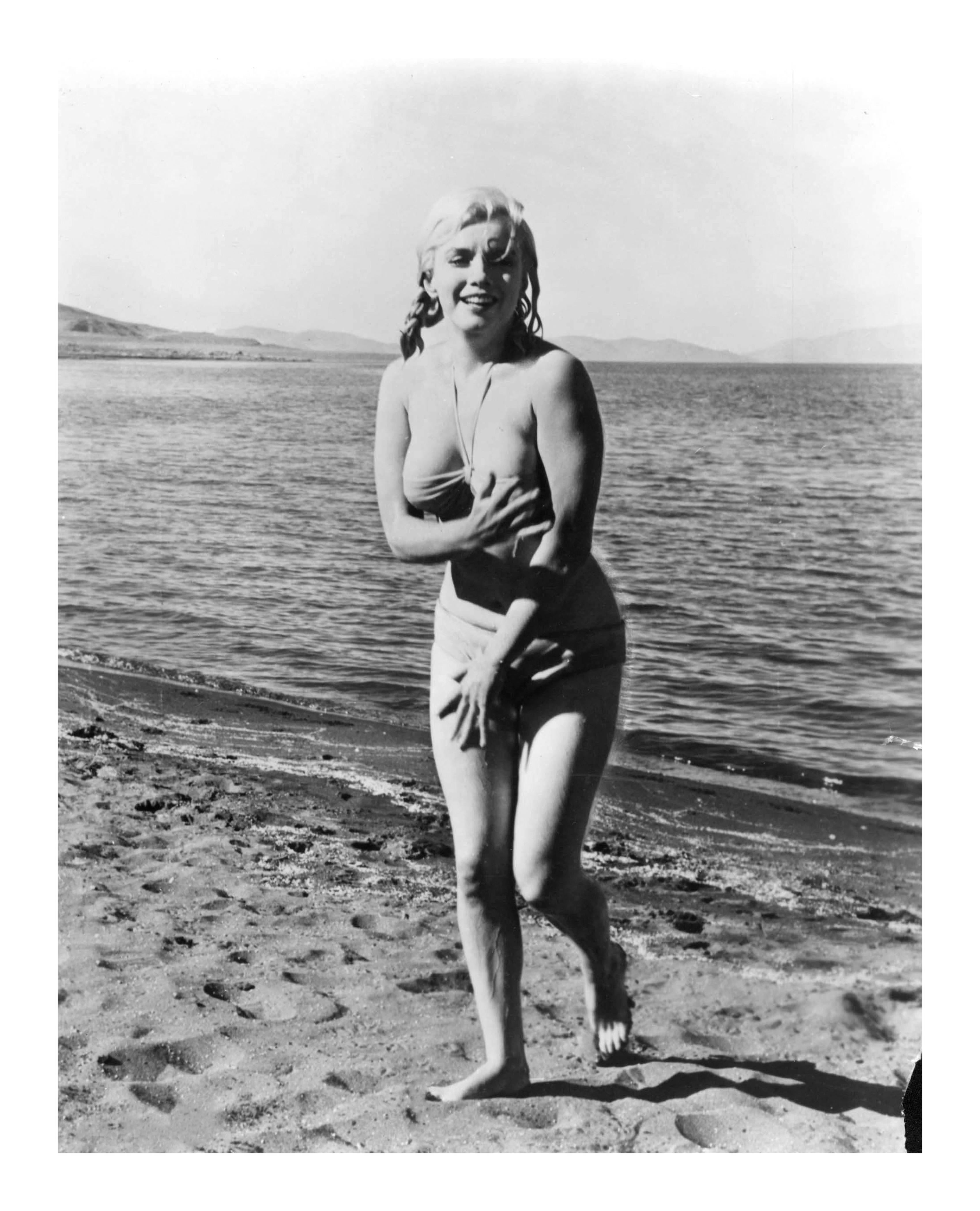 Marilyn Monroe à la plage - Contemporain Photograph par Unknown