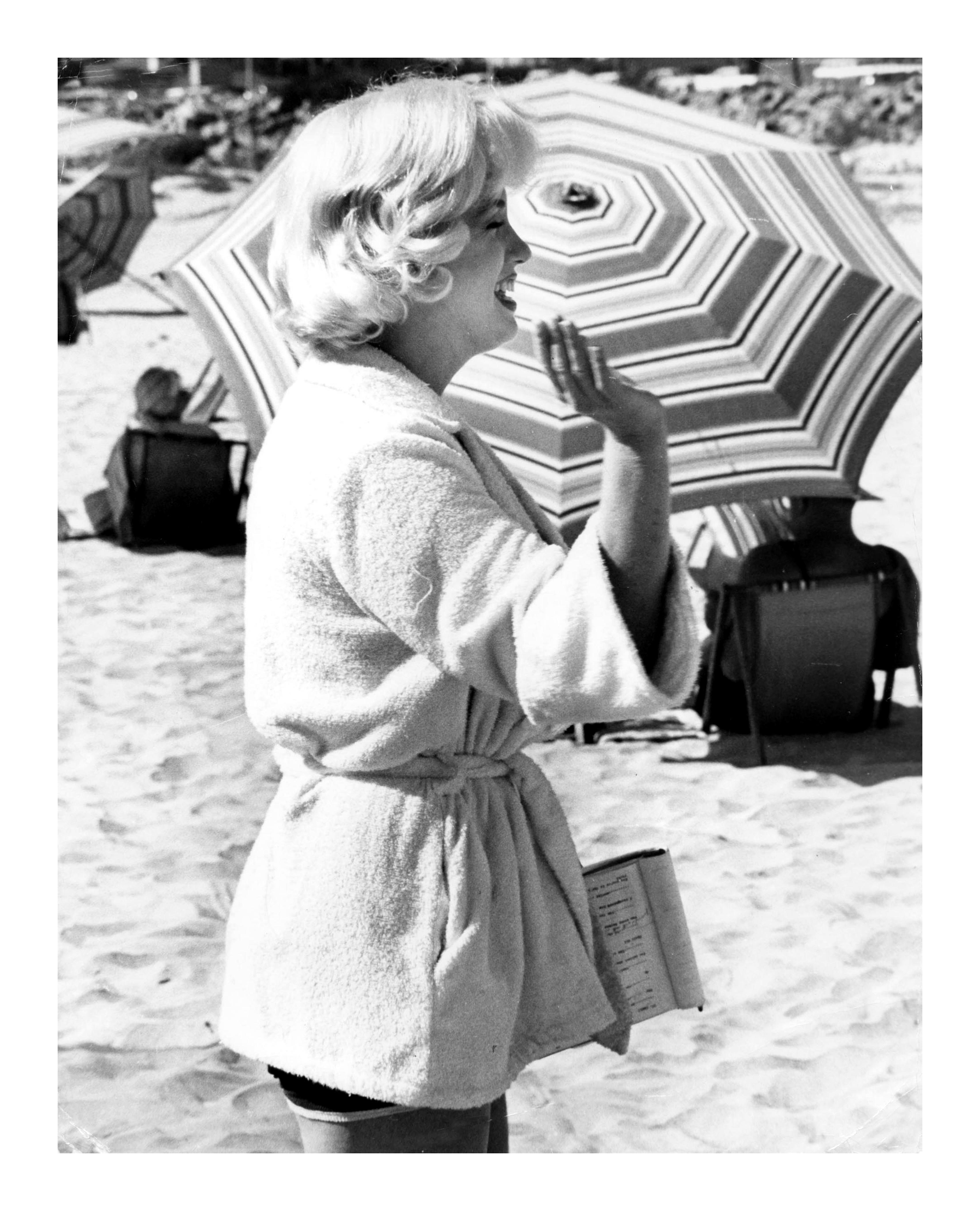 Marilyn Monroe: Hinter der Strandszene für Manche mögen's heiß (Zeitgenössisch), Photograph, von Unknown