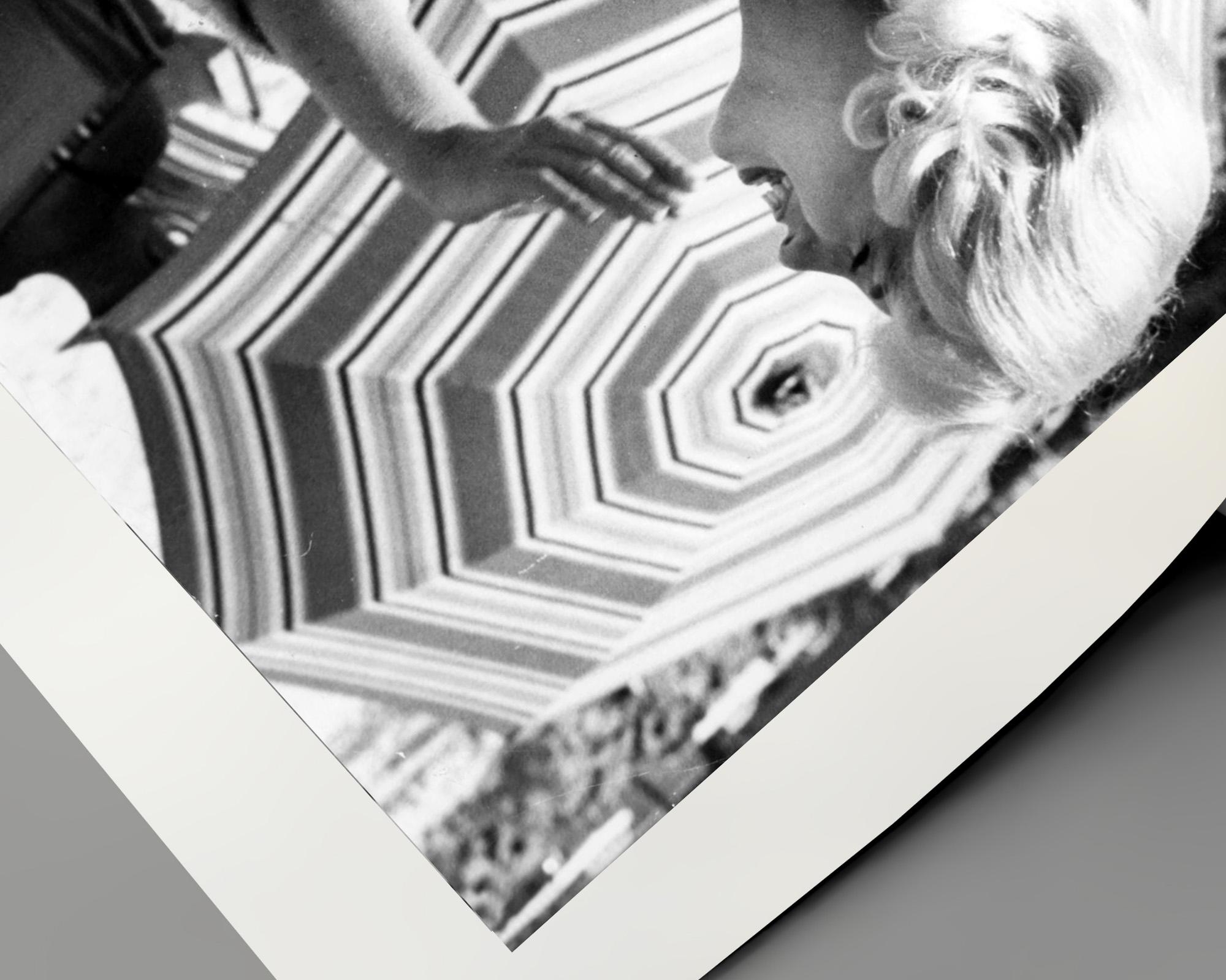 Marilyn Monroe: Hinter der Strandszene für Manche mögen's heiß (Grau), Portrait Photograph, von Unknown
