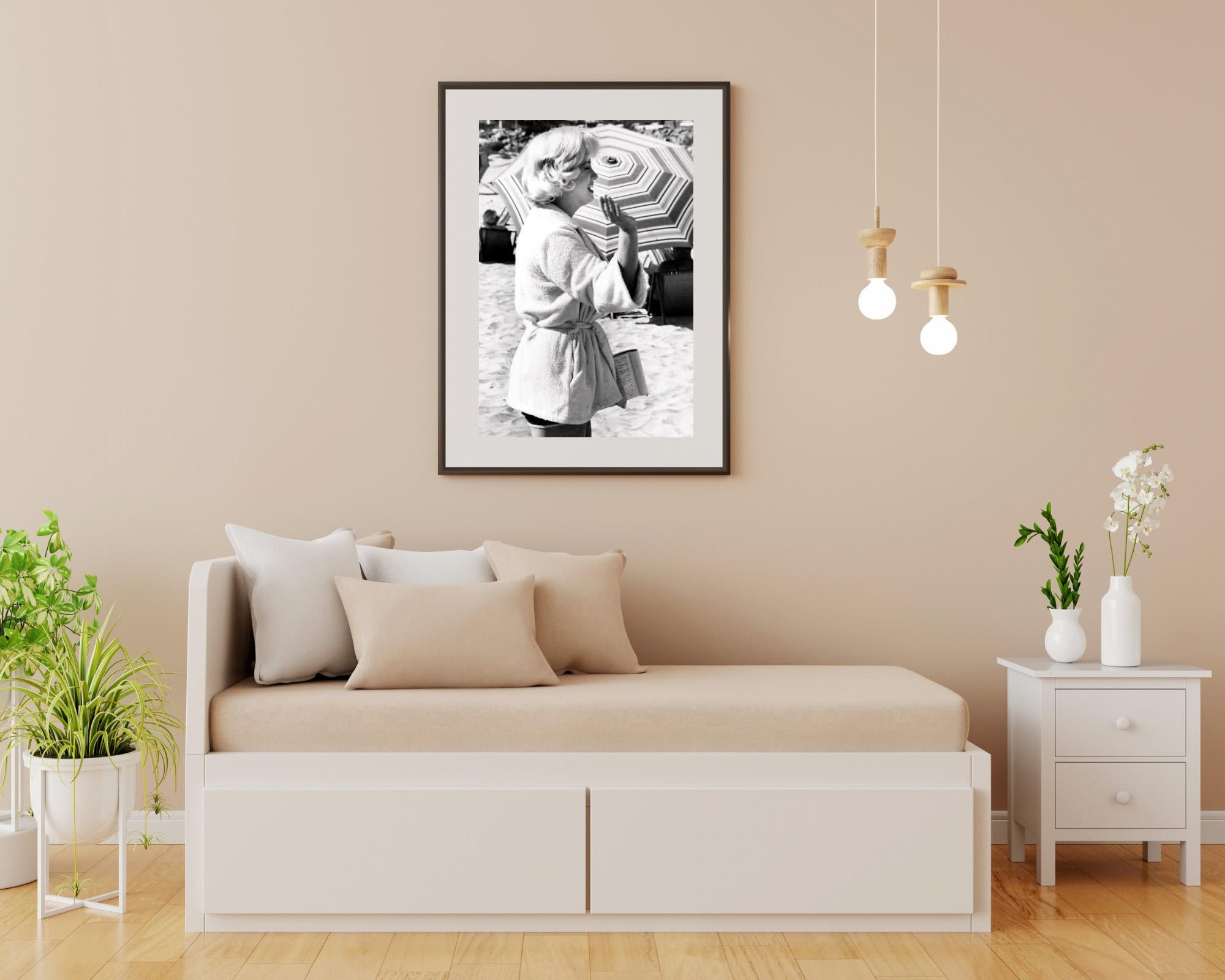 Dieses Schwarz-Weiß-Foto zeigt Marilyn Monroe am Strand für 