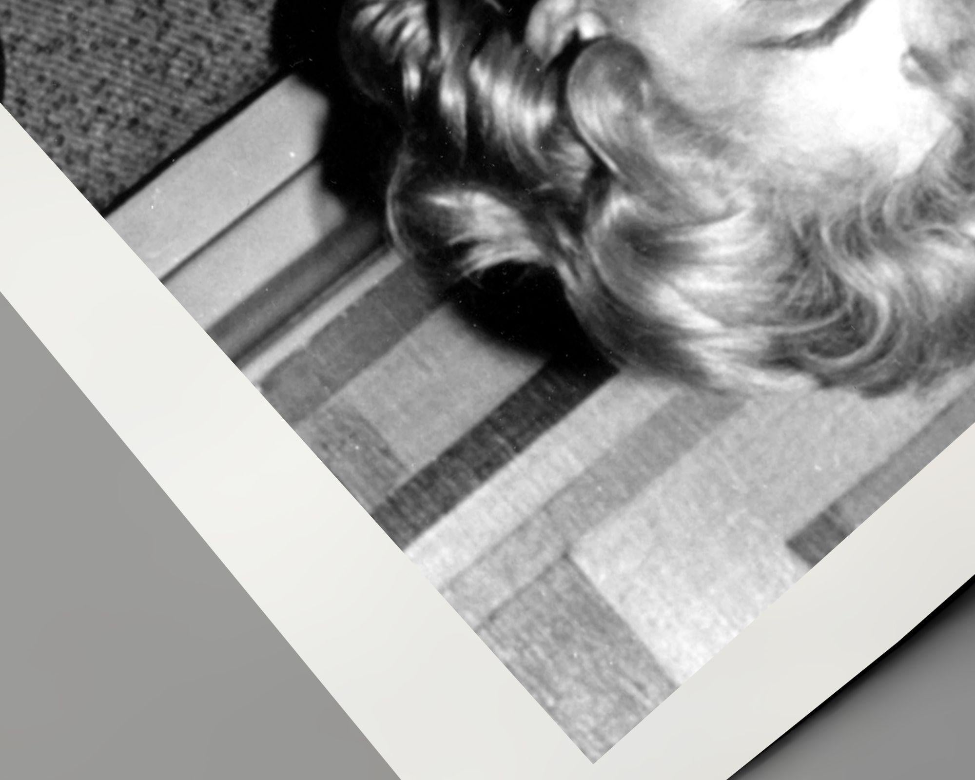 Marilyn Monroe Biet ihren Finger – Photograph von Unknown