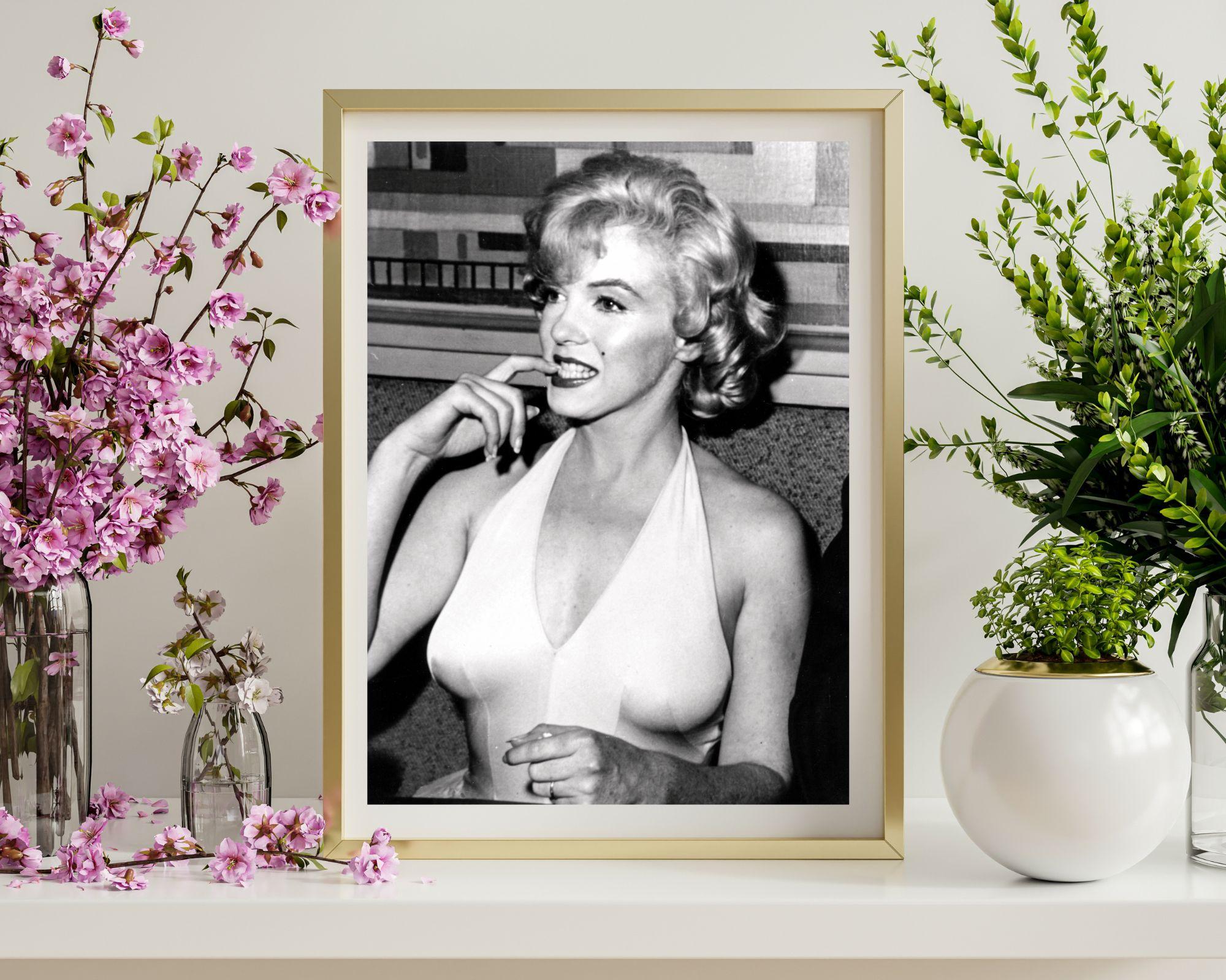 Marilyn Monroe Biet ihren Finger (Zeitgenössisch), Photograph, von Unknown