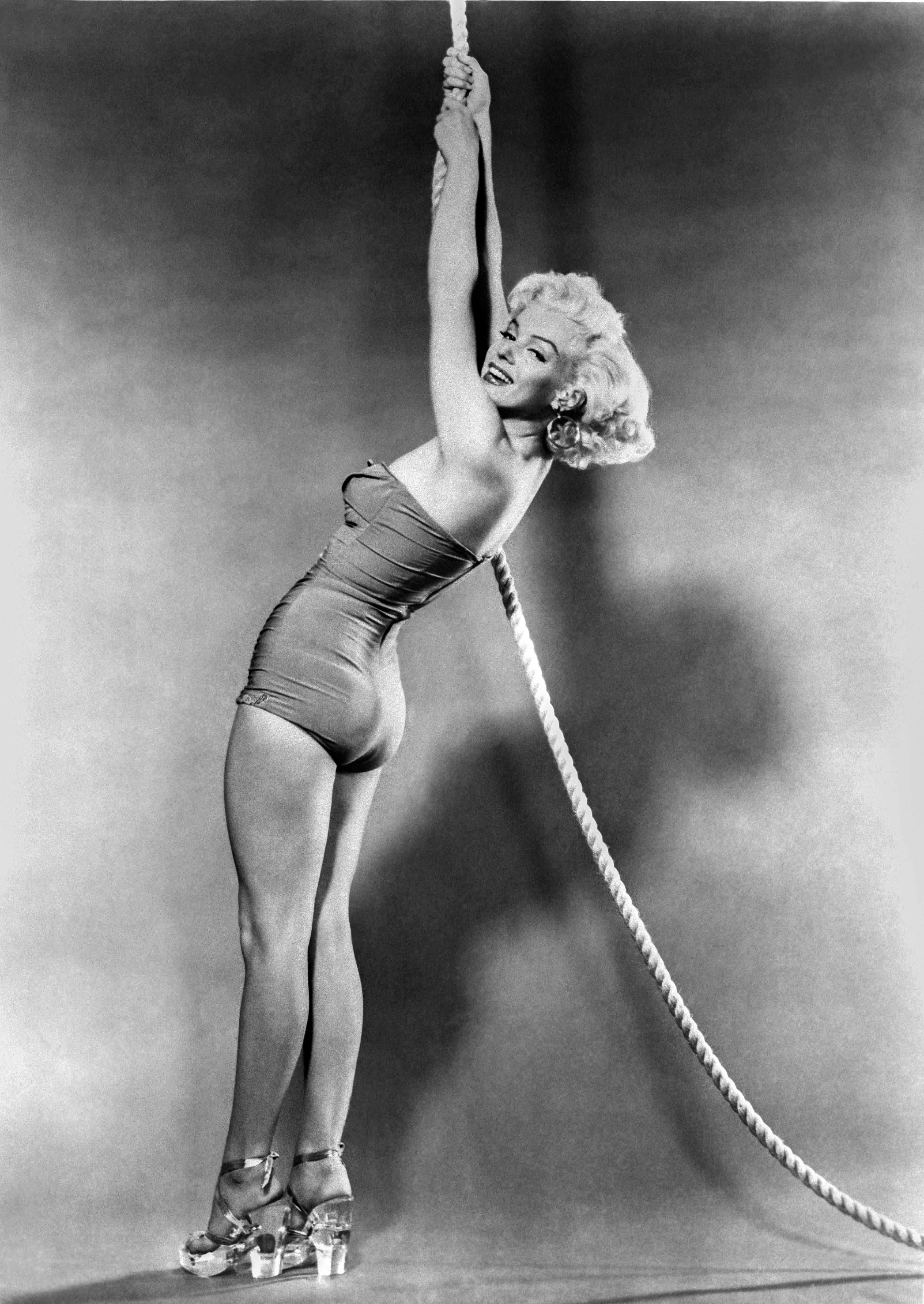 Marilyn Monroe colgada de una cuerda - Fotografía y negativo antiguo de gran formato - Photograph de Unknown