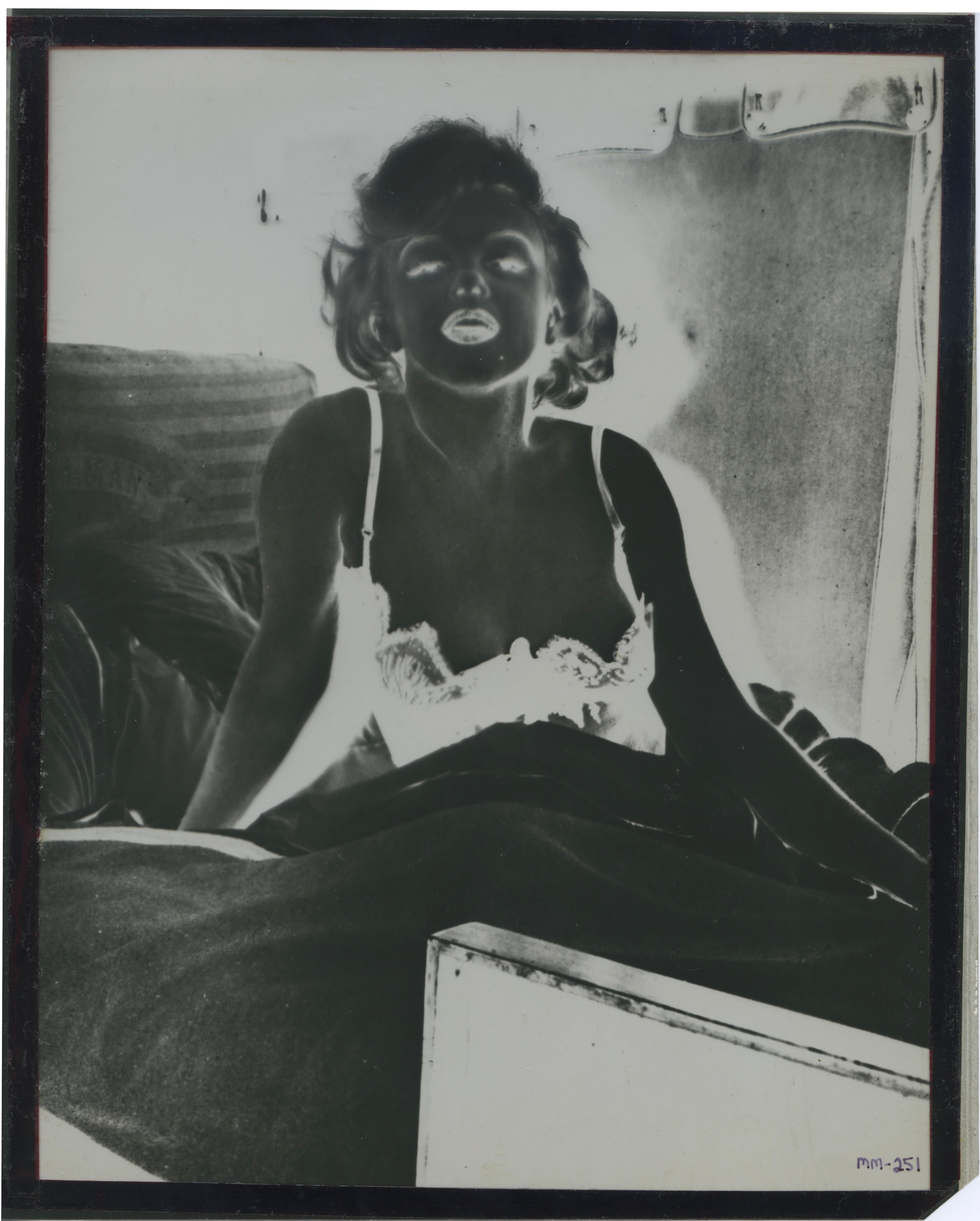 Marilyn Monroe en la cama - Fotografía y negativo antiguo de gran formato - Photograph Contemporáneo de Unknown