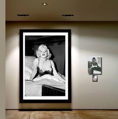 Marilyn Monroe im Bett - Fotografie und Vintage Großformat Negativ im Großformat