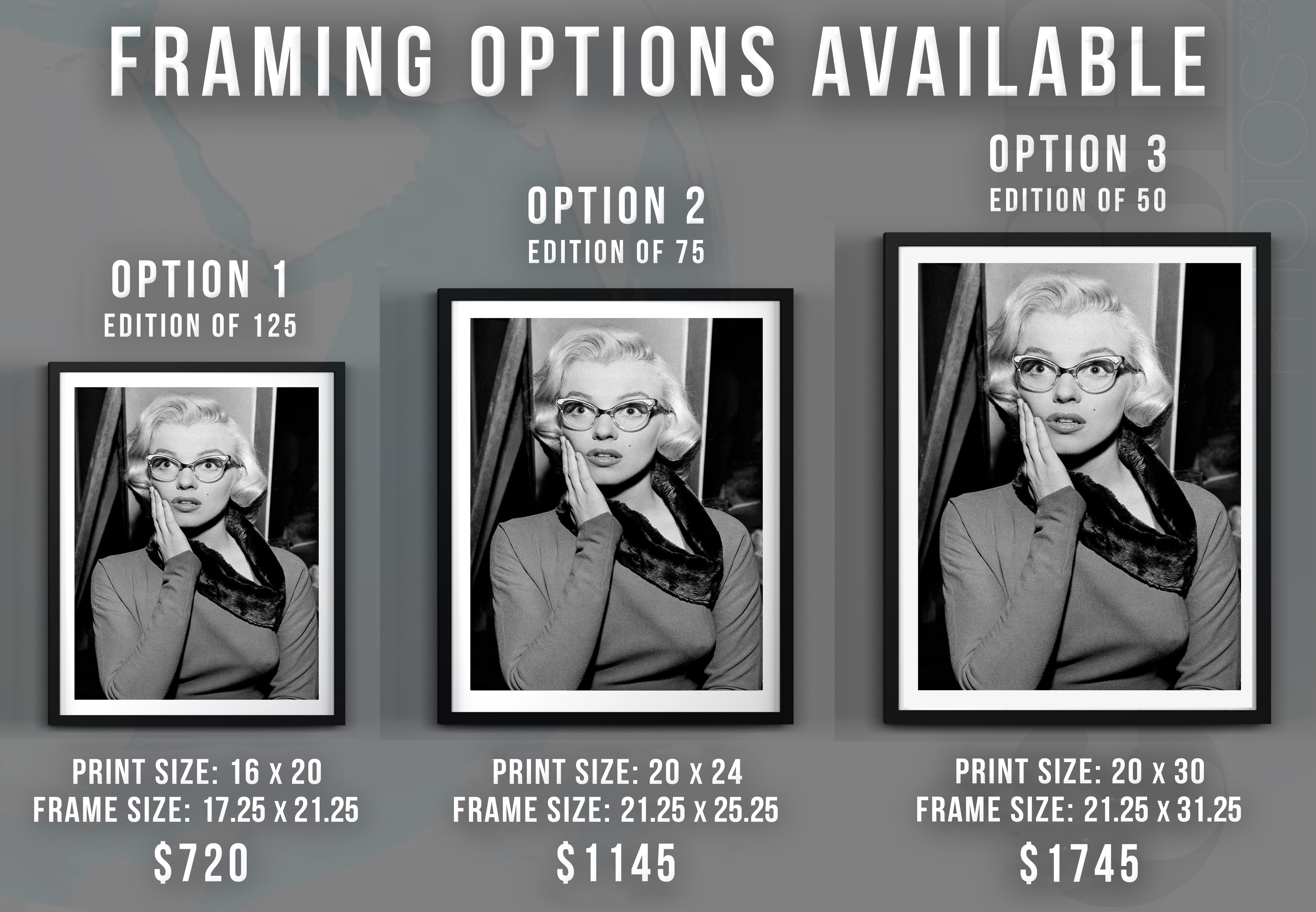 Marilyn Monroe in Glasses Globe Photos - Impression d'œuvres d'art - Noir Portrait Photograph par Unknown
