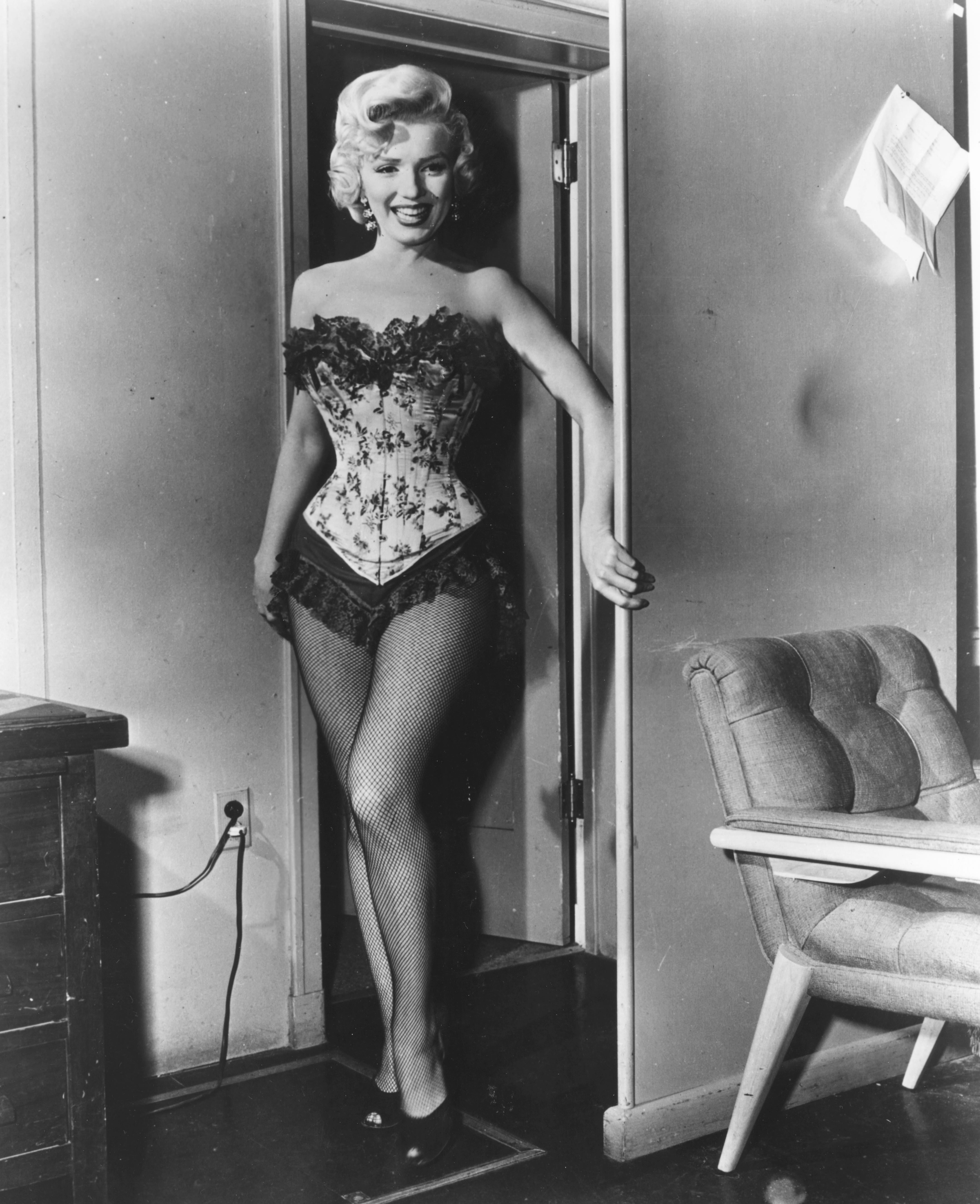 Marilyn Monroe in Lingerie - Fotografie und Vintage Großformat Negativ im Vintage-Stil im Angebot 1