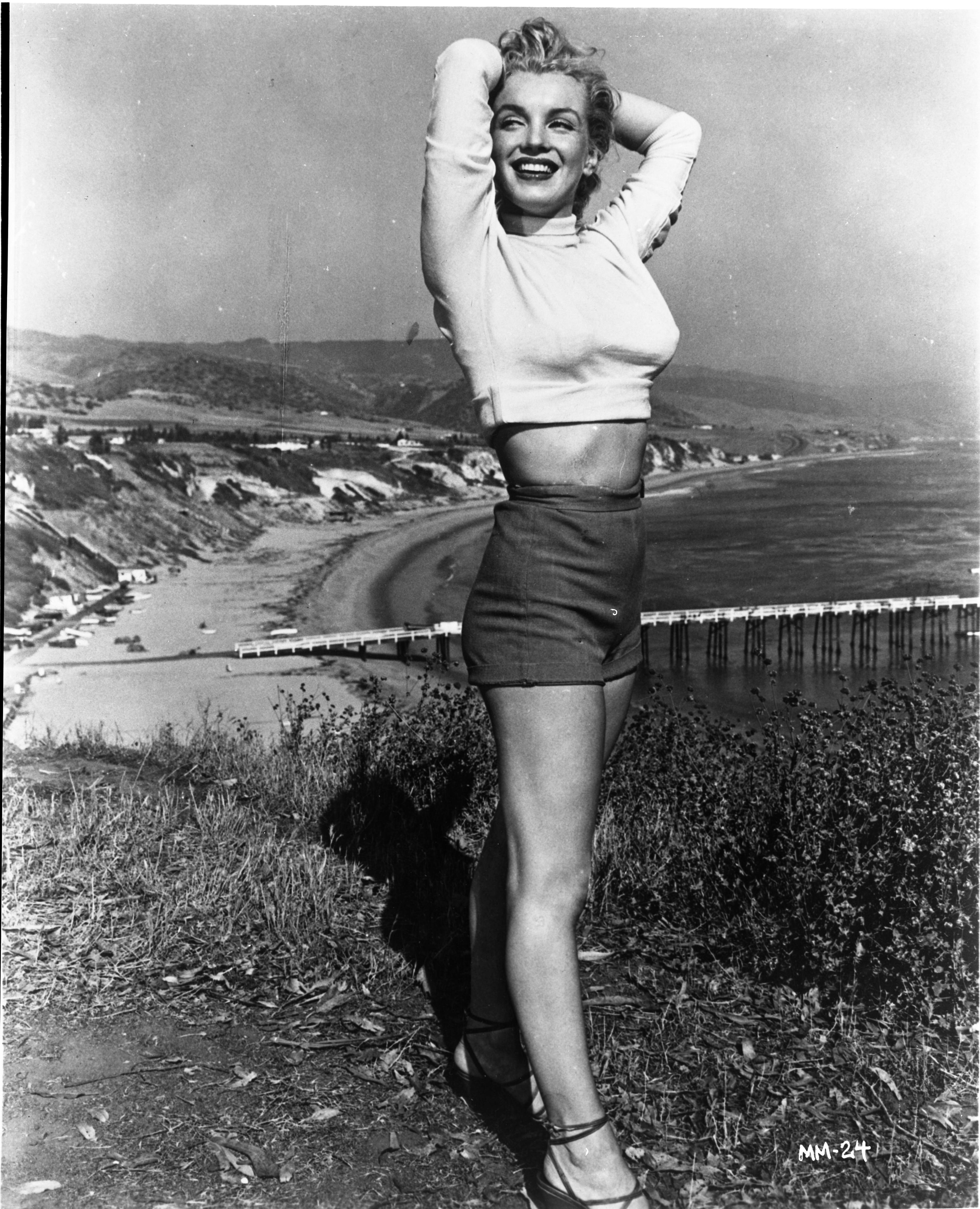 Marilyn Monroe sulla spiaggia - Fotografia e negativo vintage di grande formato - Photograph di Unknown