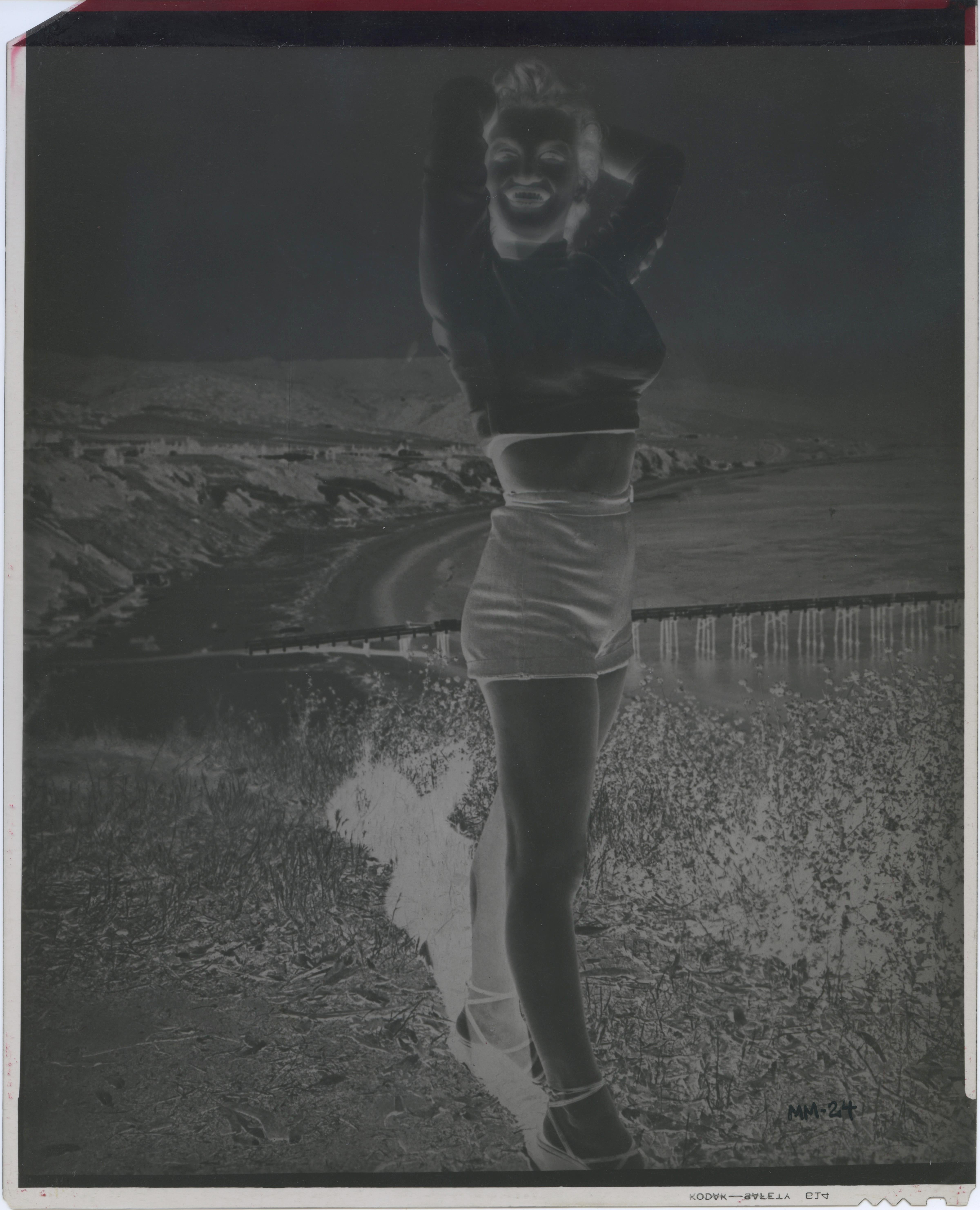 Marilyn Monroe sulla spiaggia - Fotografia e negativo vintage di grande formato - Photograph Contemporaneo di Unknown