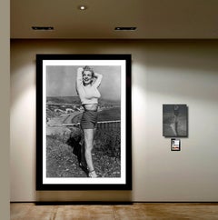Marilyn Monroe en la orilla - Fotografía y negativo antiguo de gran formato
