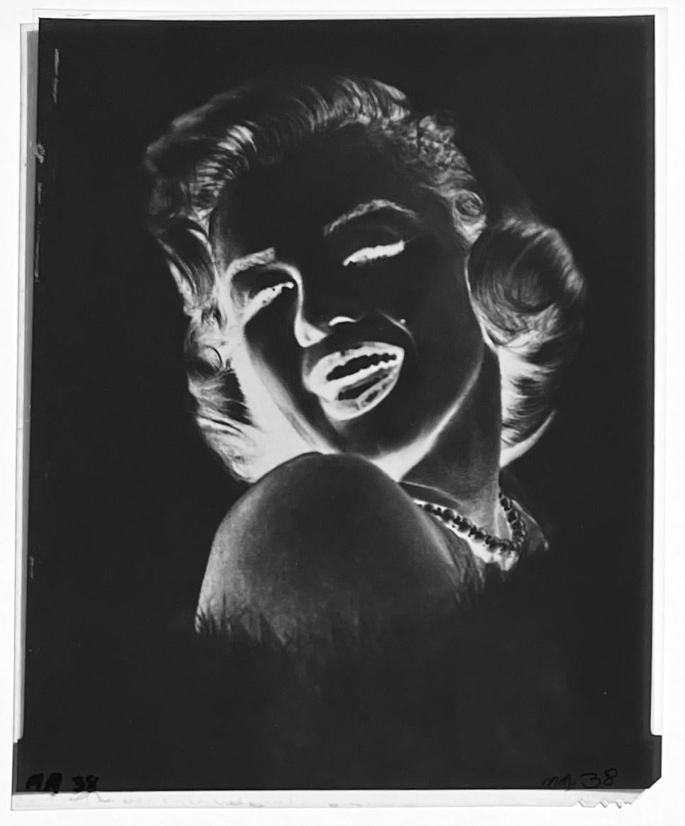 Marilyn Monroe - Fotografía y negativo antiguo de gran formato - Photograph de Unknown
