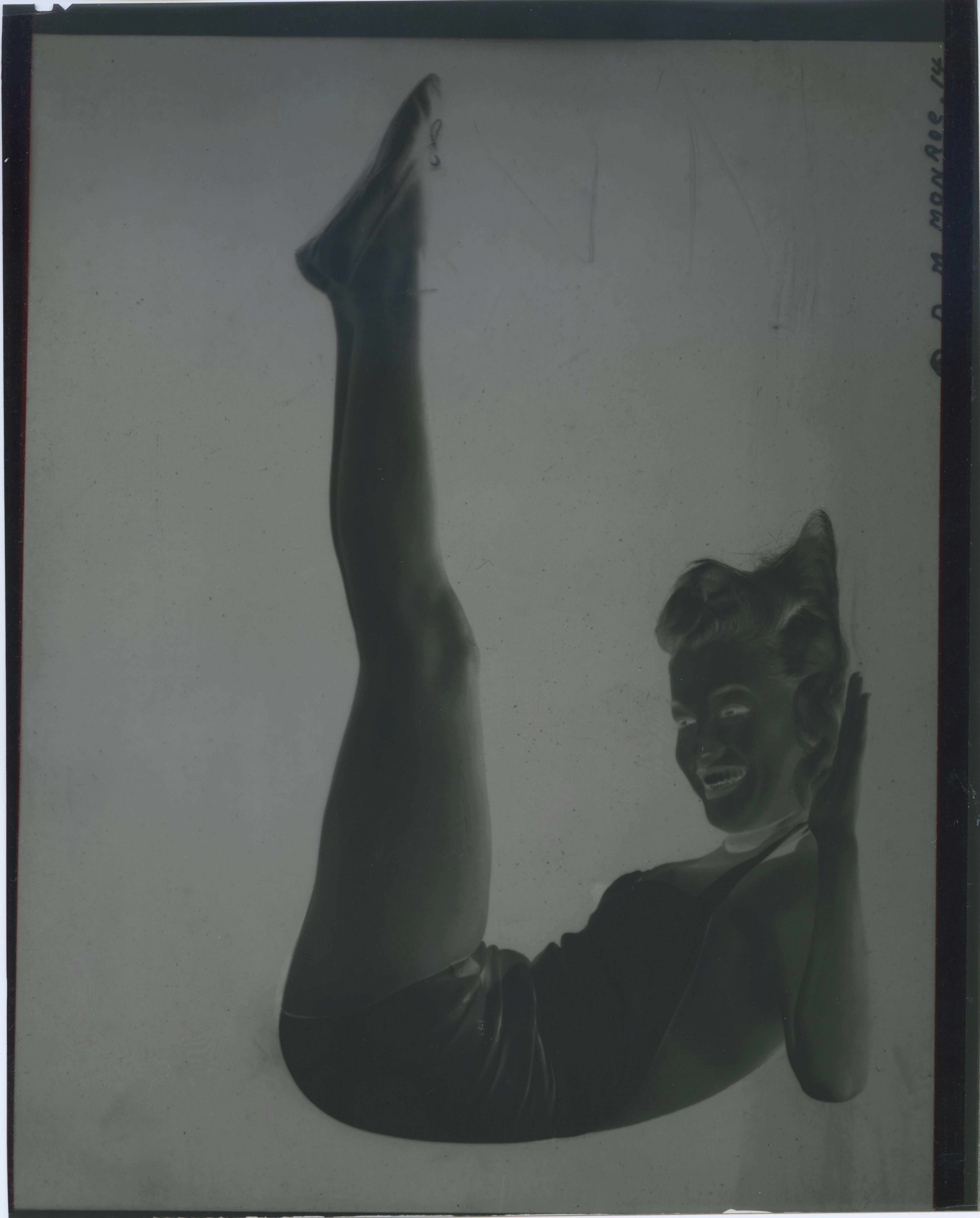 Marilyn Monroe Pinup - Fotografia e negativo vintage di grande formato - Photograph Contemporaneo di Unknown