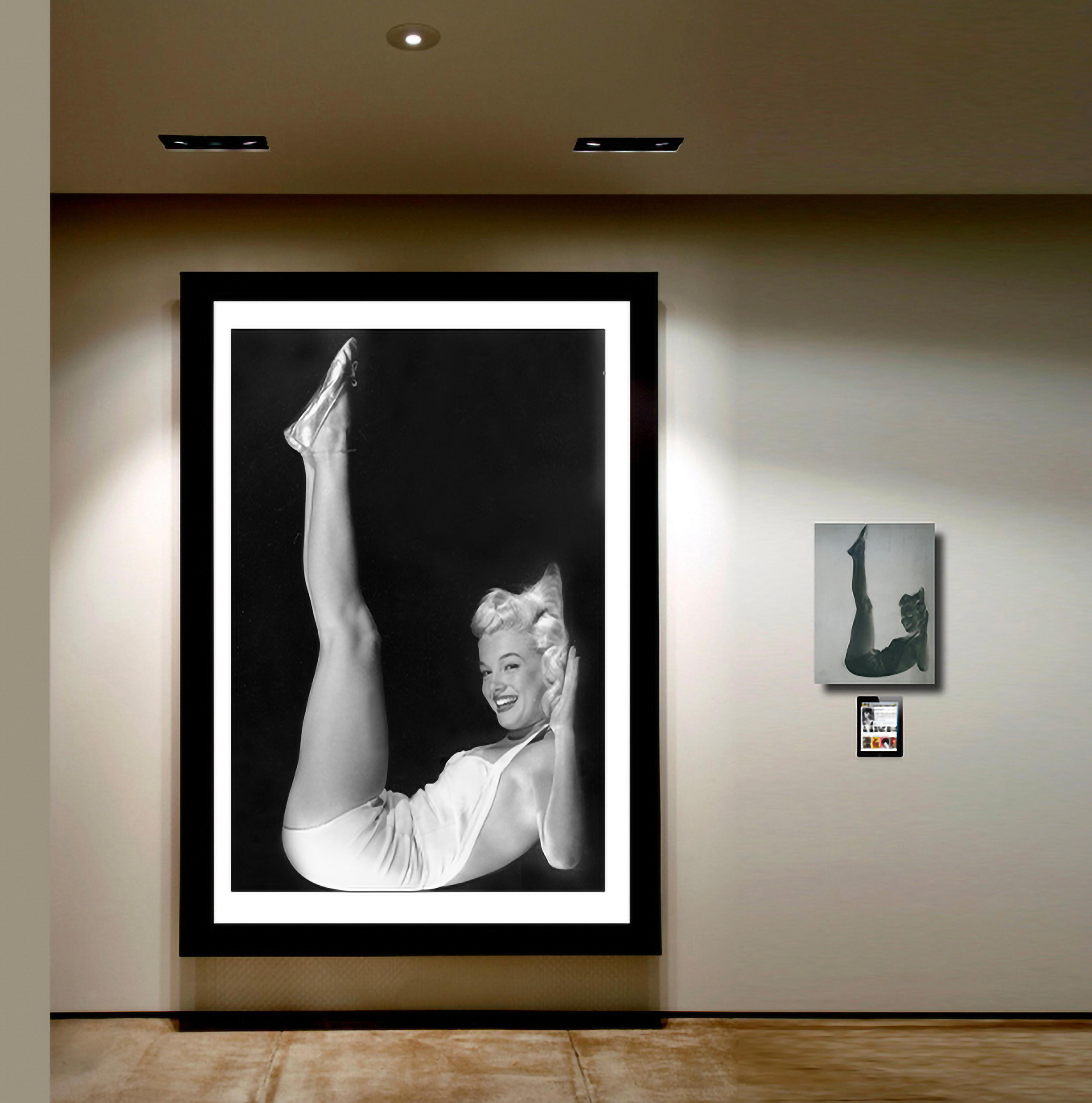 Black and White Photograph di Unknown - Marilyn Monroe Pinup - Fotografia e negativo vintage di grande formato
