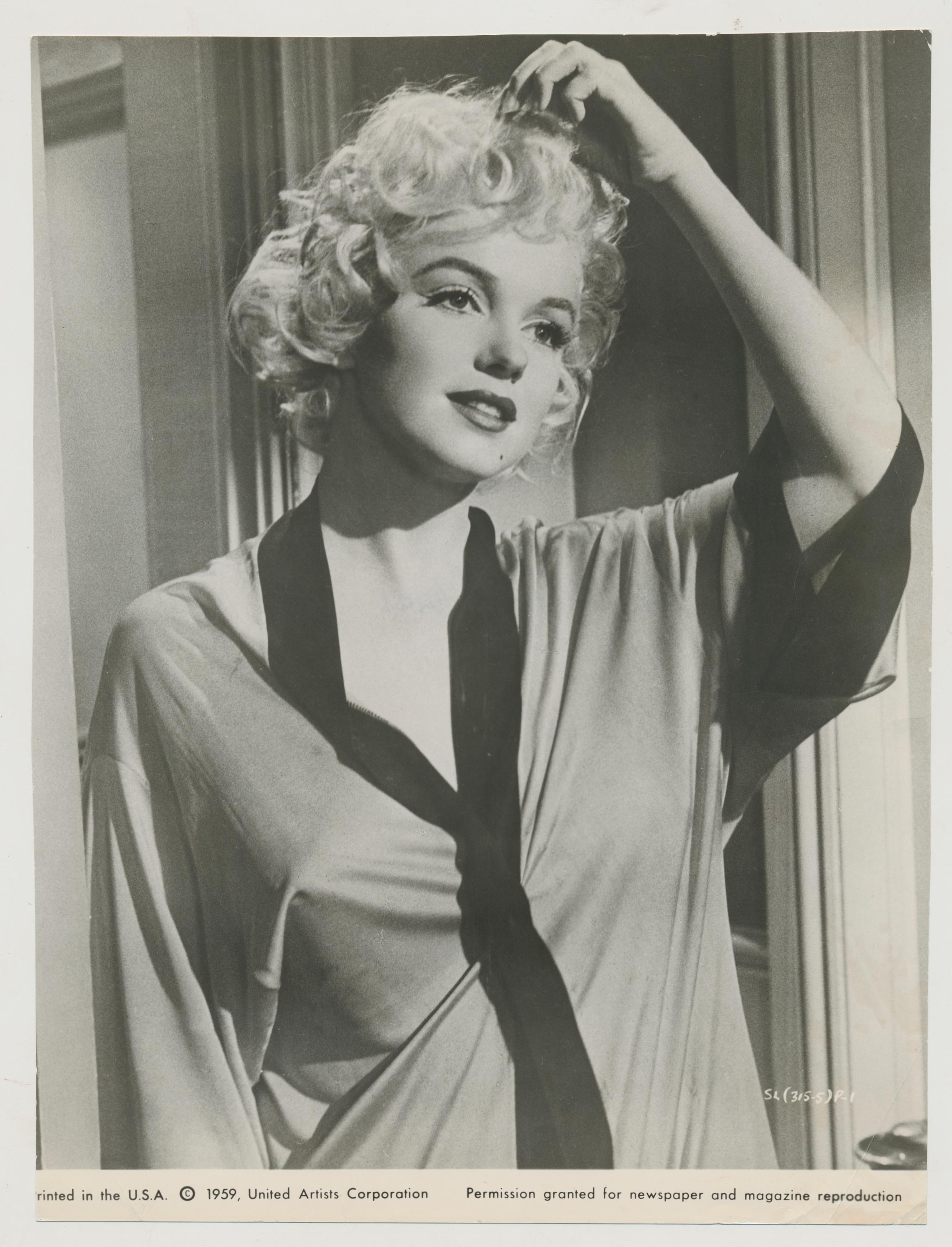 Unknown Black and White Photograph – Marilyn Monroe Posing im Studio, ca. 1950er Jahre
