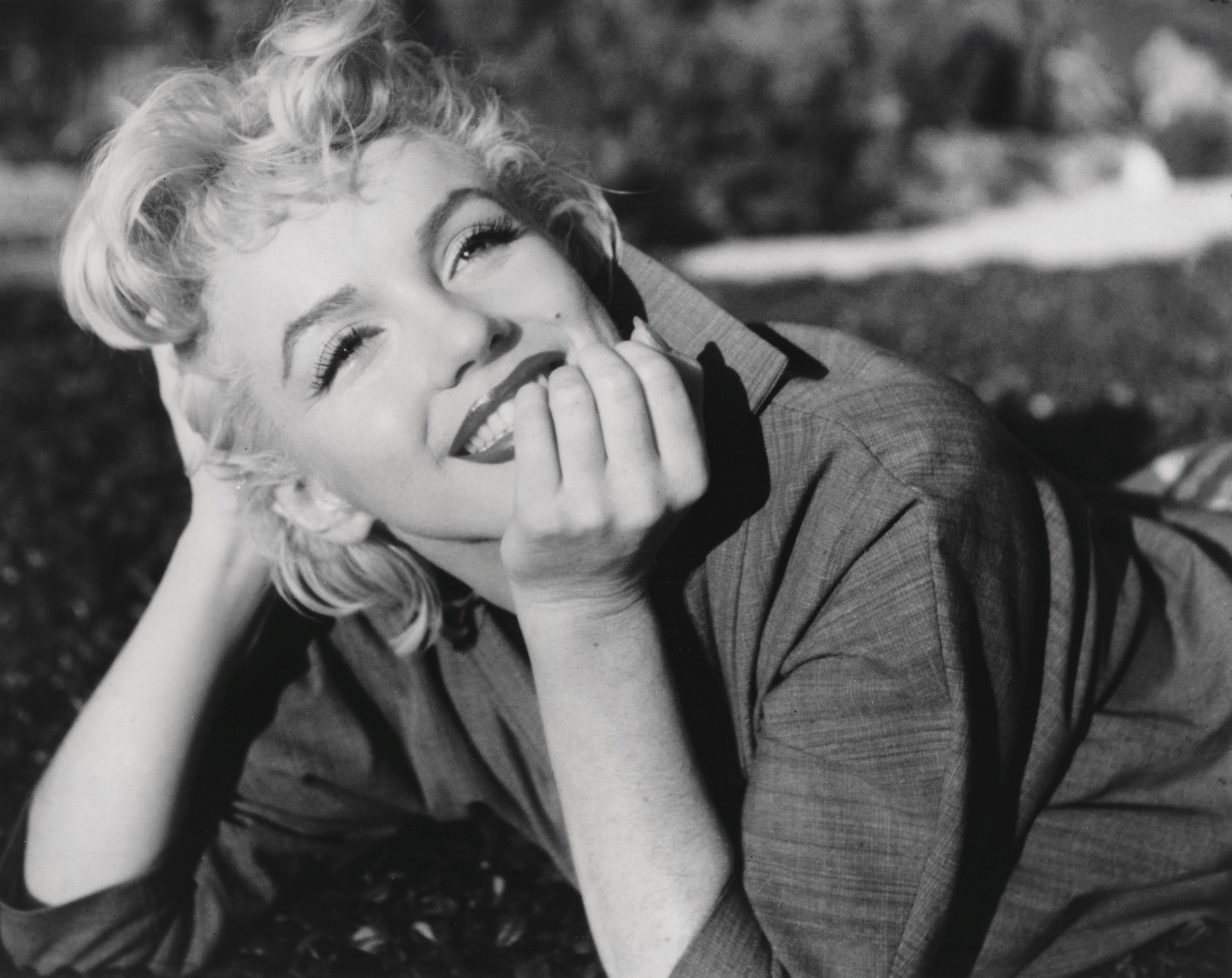 Portrait Photograph di Unknown - Marilyn Monroe rilassata e sorridente
