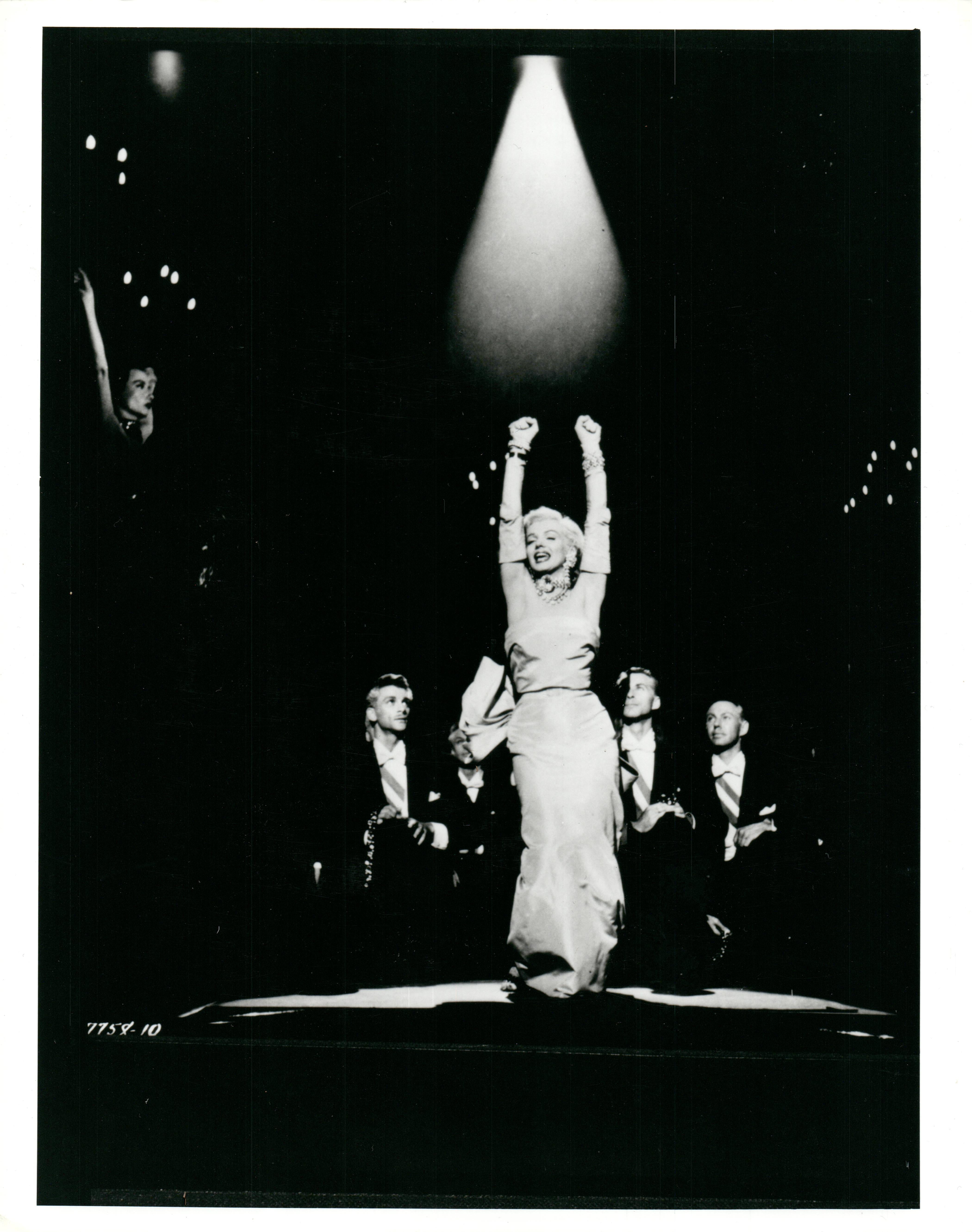 Portrait Photograph di Unknown - Marilyn Monroe che canta in Gentlemen Prefer Blondes Stampa d'epoca