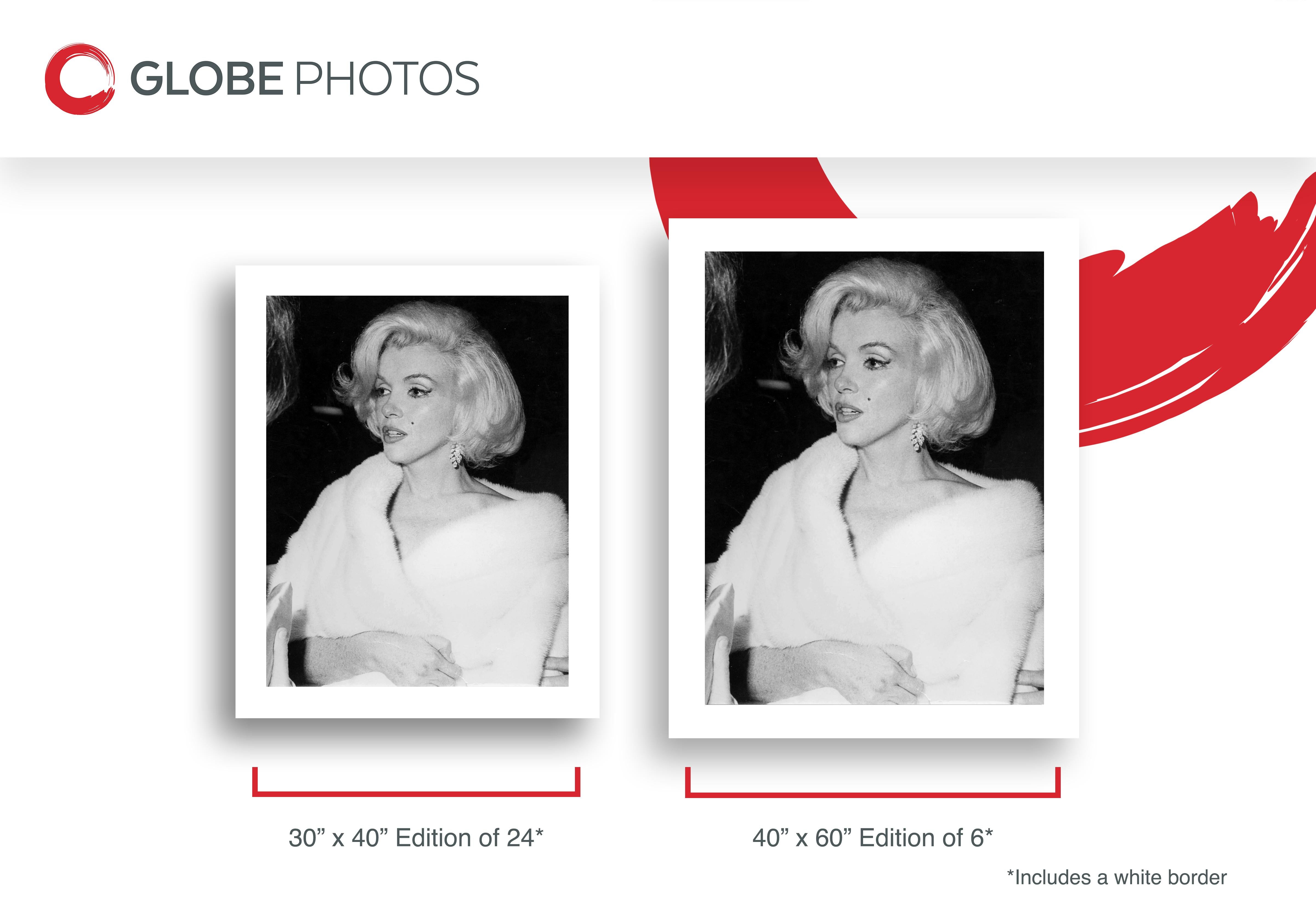Marilyn Monroe con indosso una stola di pelliccia - Portrait Photograph Grigio di Unknown