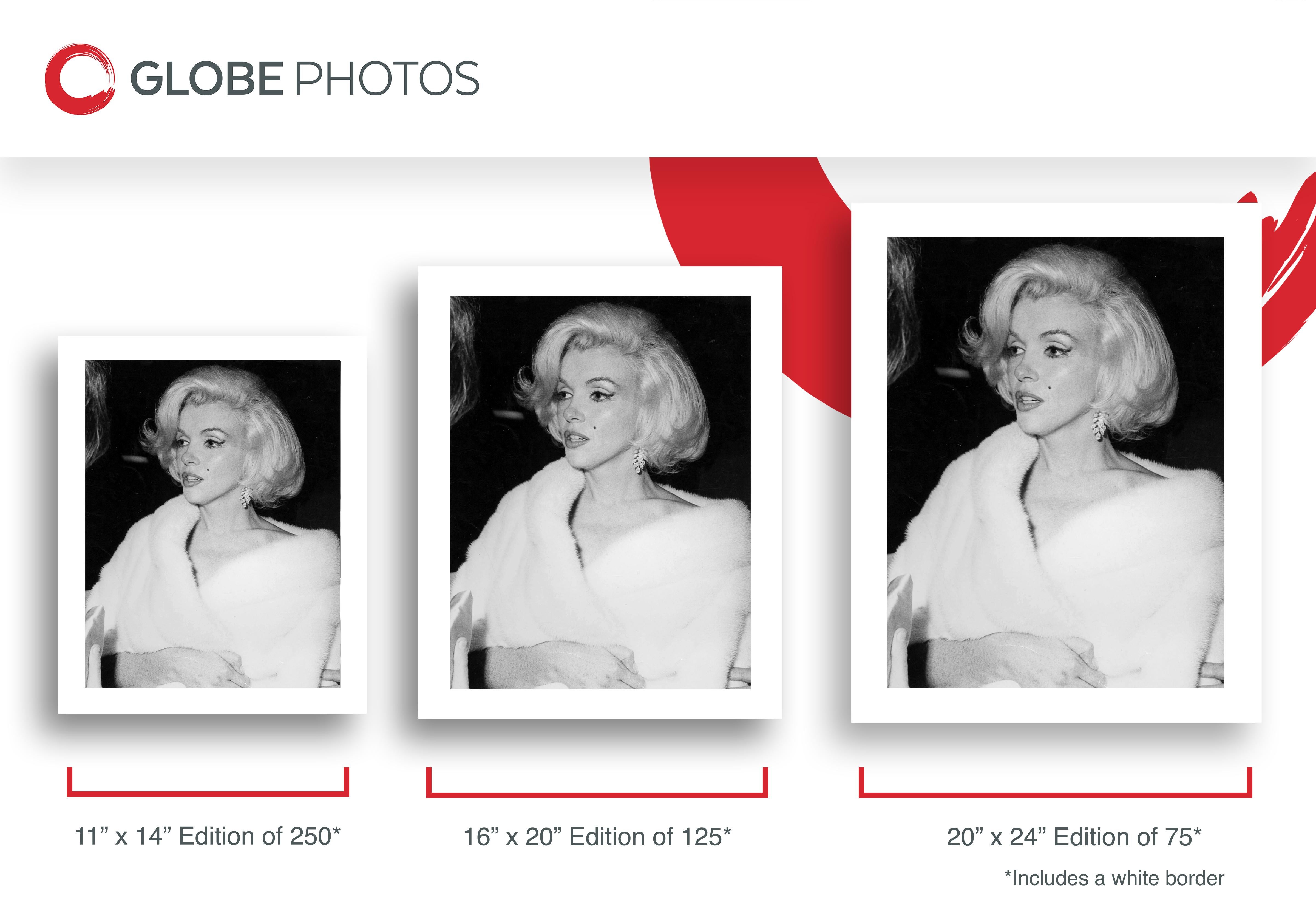 Marilyn Monroe con indosso una stola di pelliccia - Photograph Contemporaneo di Unknown