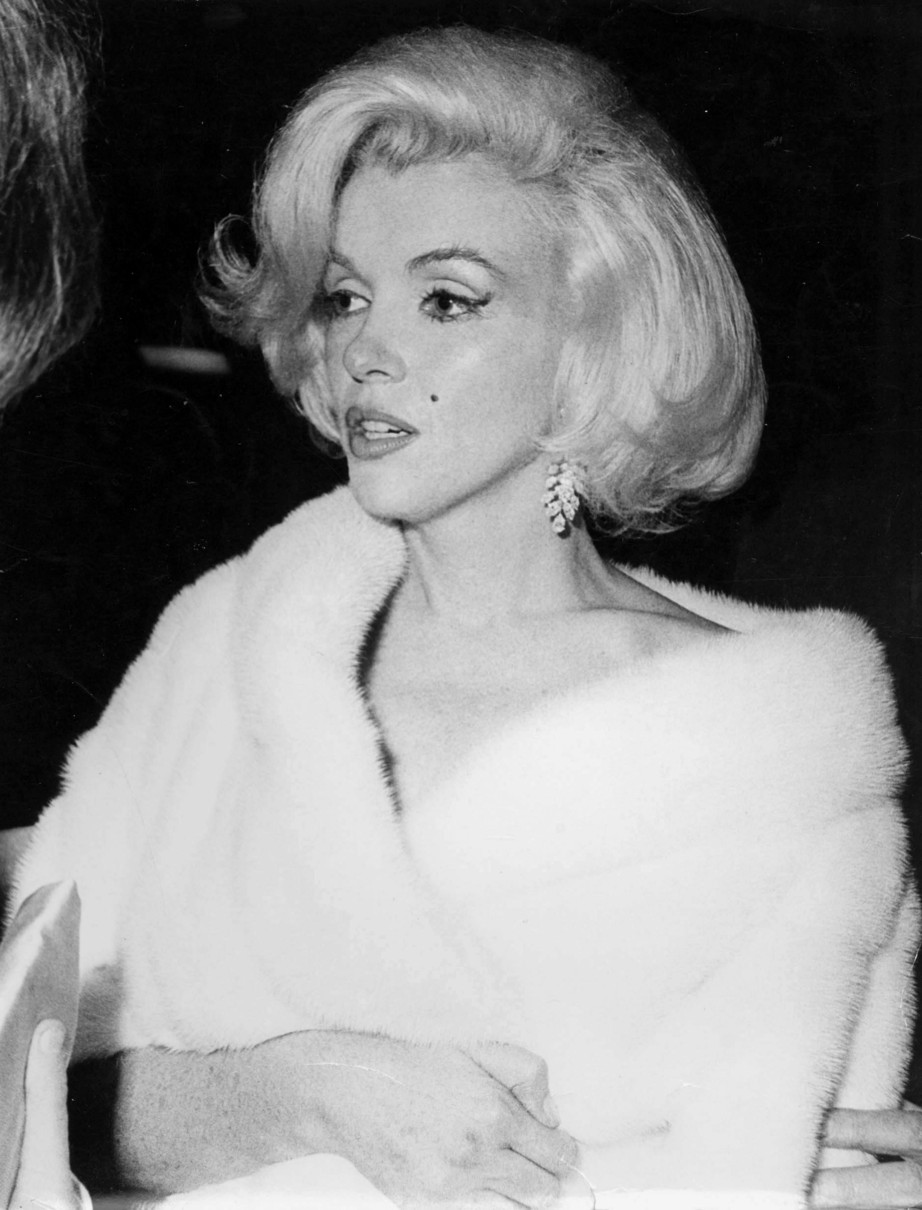 Portrait Photograph di Unknown - Marilyn Monroe con indosso una stola di pelliccia