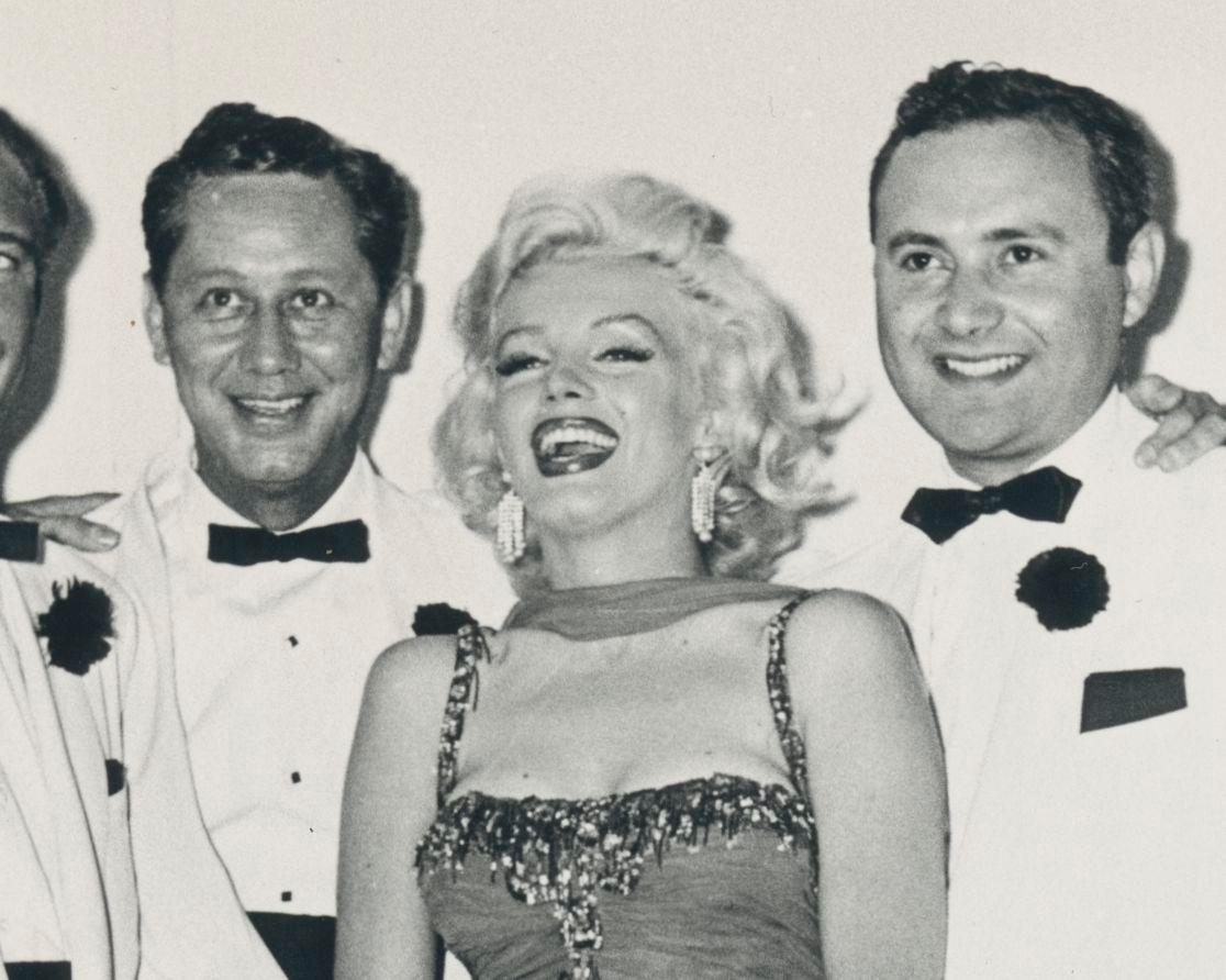Norma Jeane Mortenson oder besser bekannt als Marilyn Monroe - ikonisch, schön und vielleicht der bekannteste Hollywood-Star des 20. Jahrhunderts. Geboren und aufgewachsen in Los Angeles, USA, verbrachte sie die meiste Zeit ihrer Kindheit in