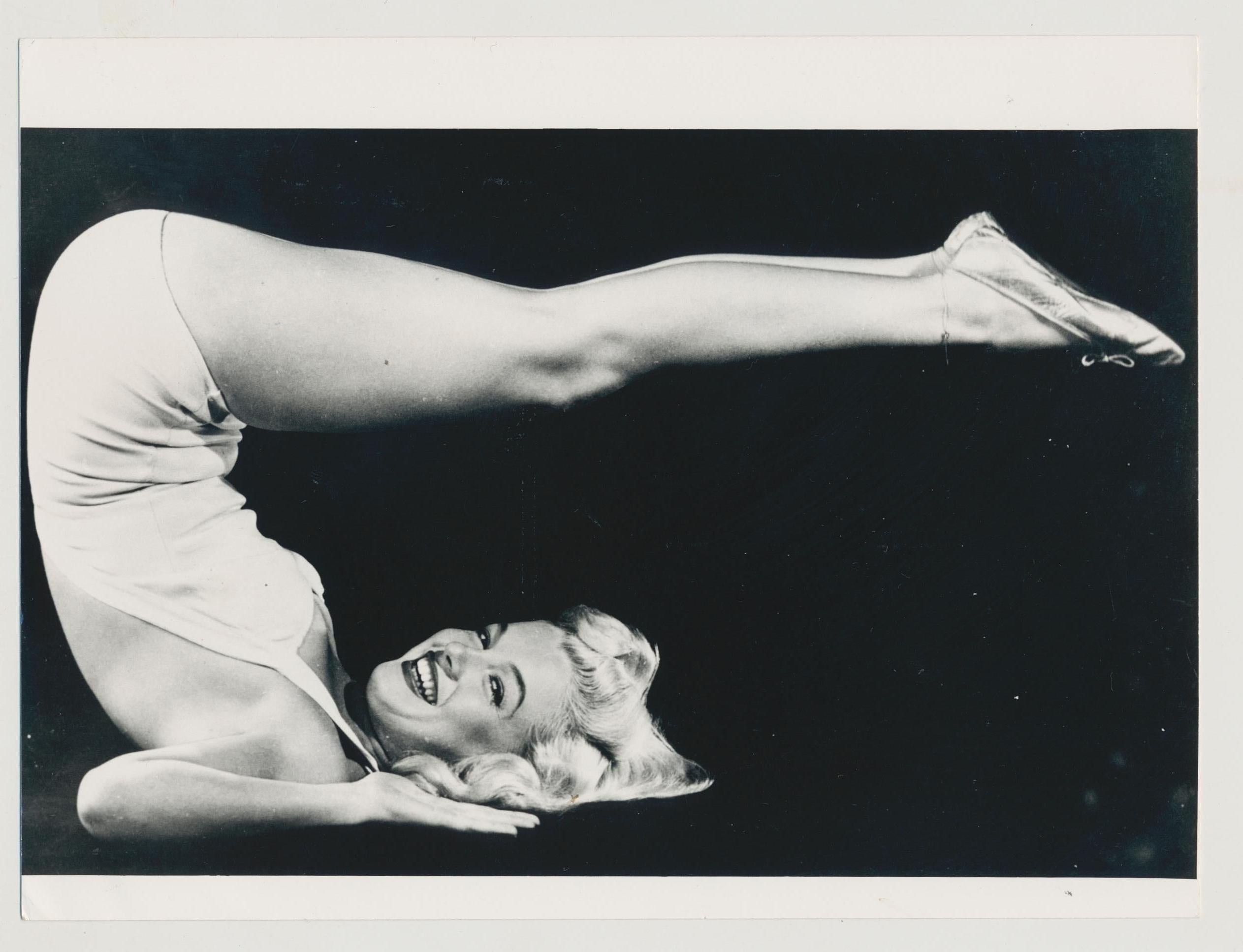Unknown Black and White Photograph – Marilyn posiert im Studio ""Legs Up", ca. 1950