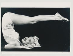 Marilyn Posing at Studio "Legs Up", ca. 1950, 15,8  21,5 cm