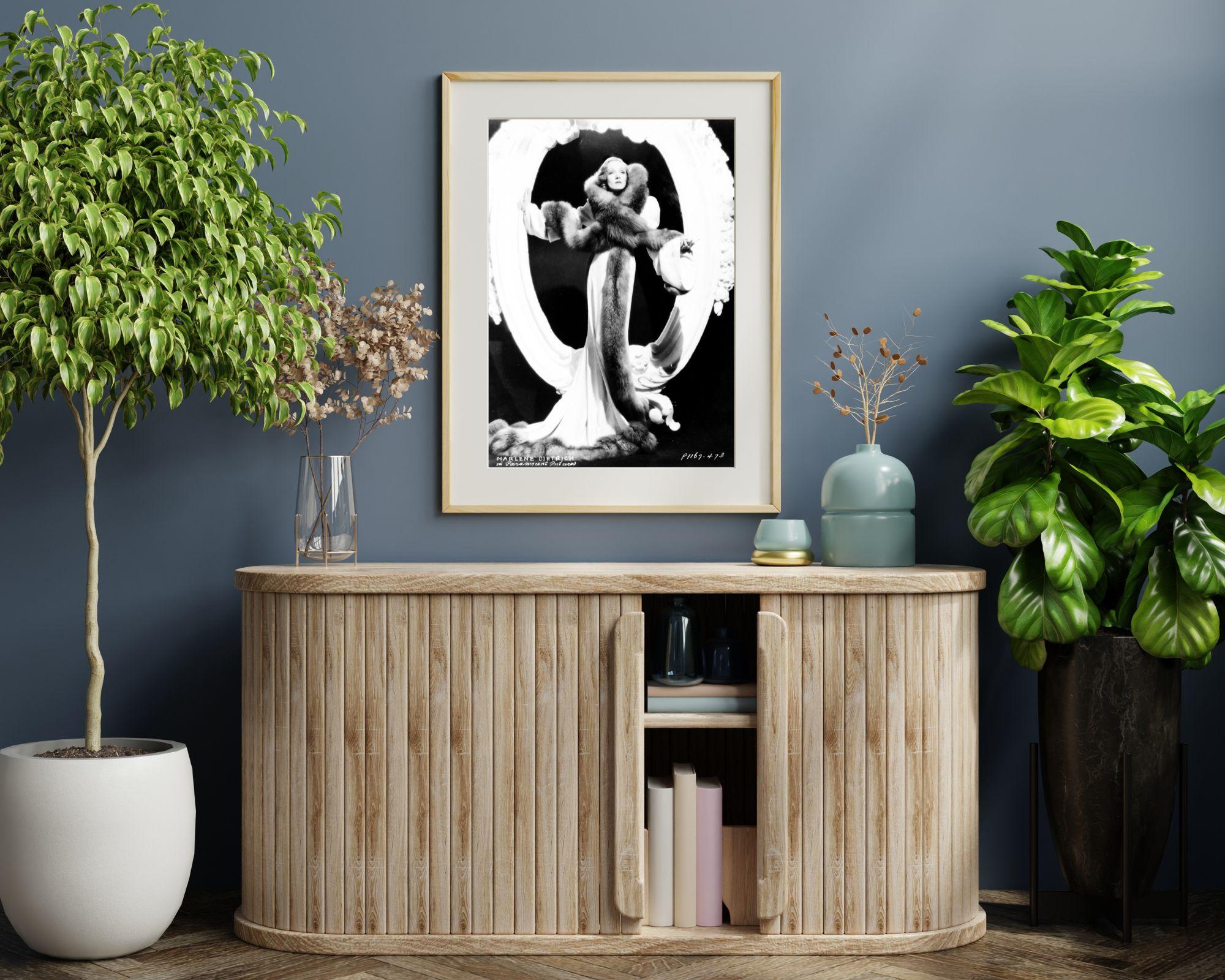 Marlene Dietrich Glamour-Porträt in Pelzmantel, Marlene Dietrich – Photograph von Unknown