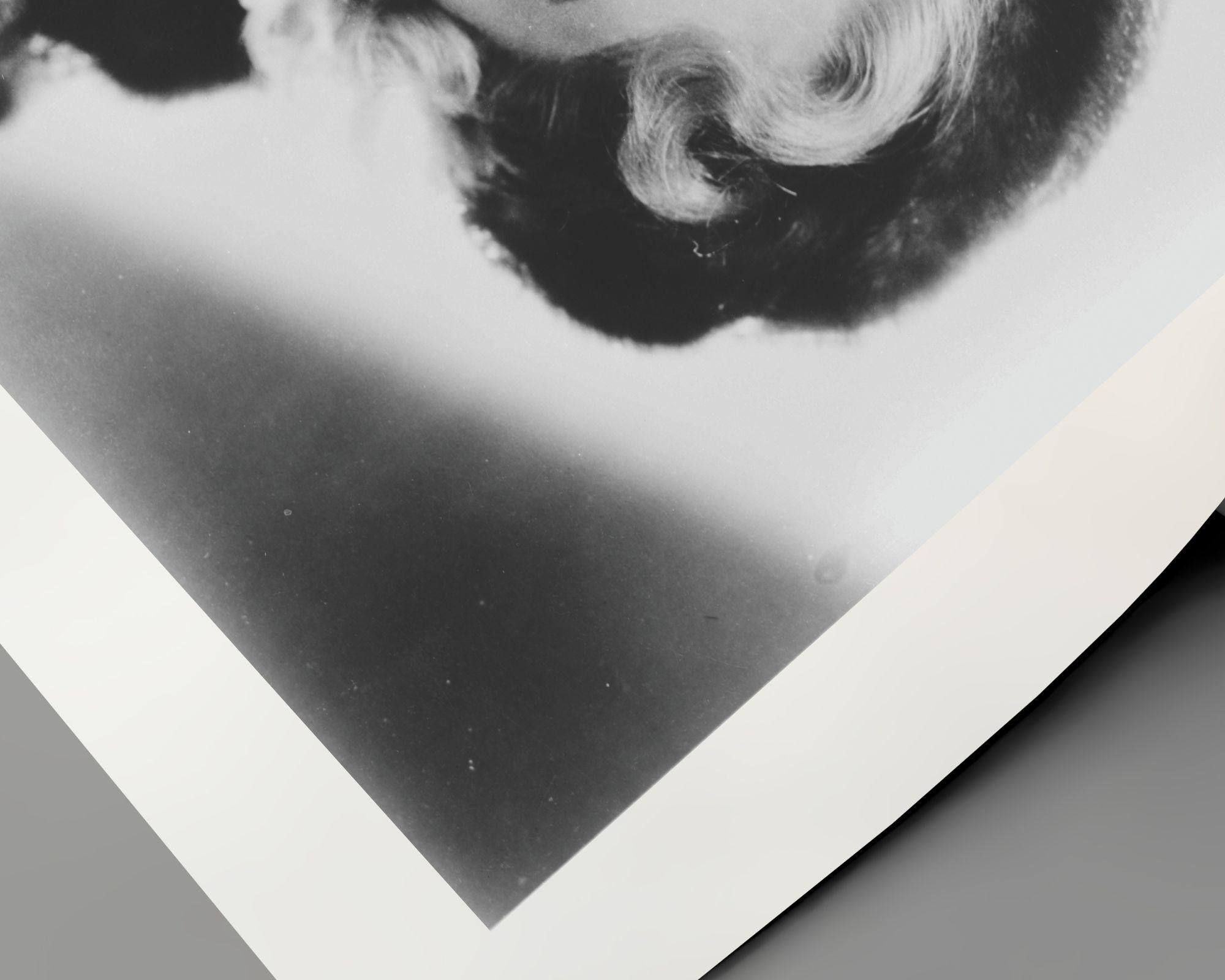 Marlene Dietrich in pelliccia - Photograph Contemporaneo di Unknown