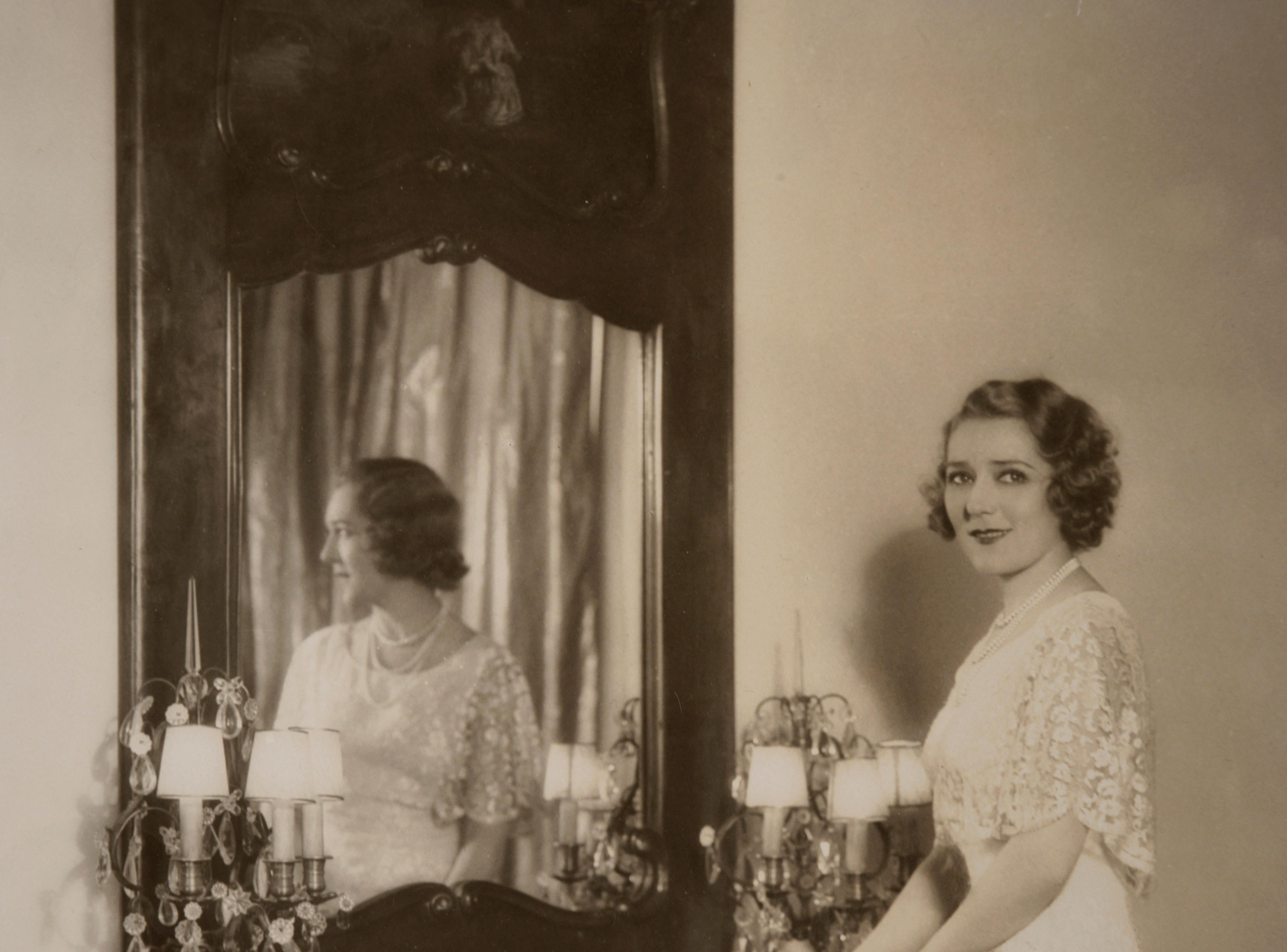 Mary Pickford stehend in einer verspiegelten Kommode – B&W-Foto (Fotorealismus), Photograph, von Unknown