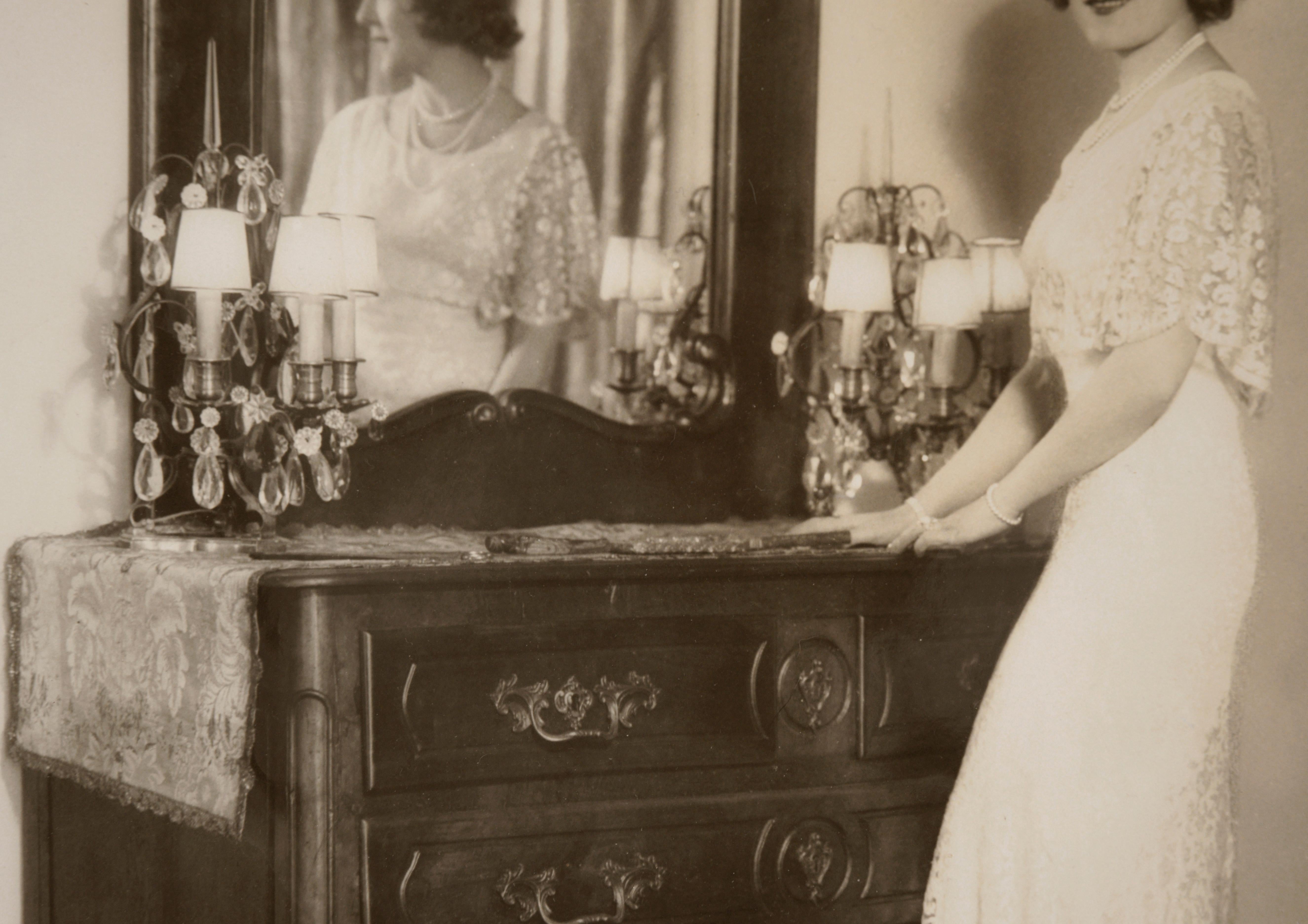 Mary Pickford stehend in einer verspiegelten Kommode – B&W-Foto (Schwarz), Figurative Photograph, von Unknown