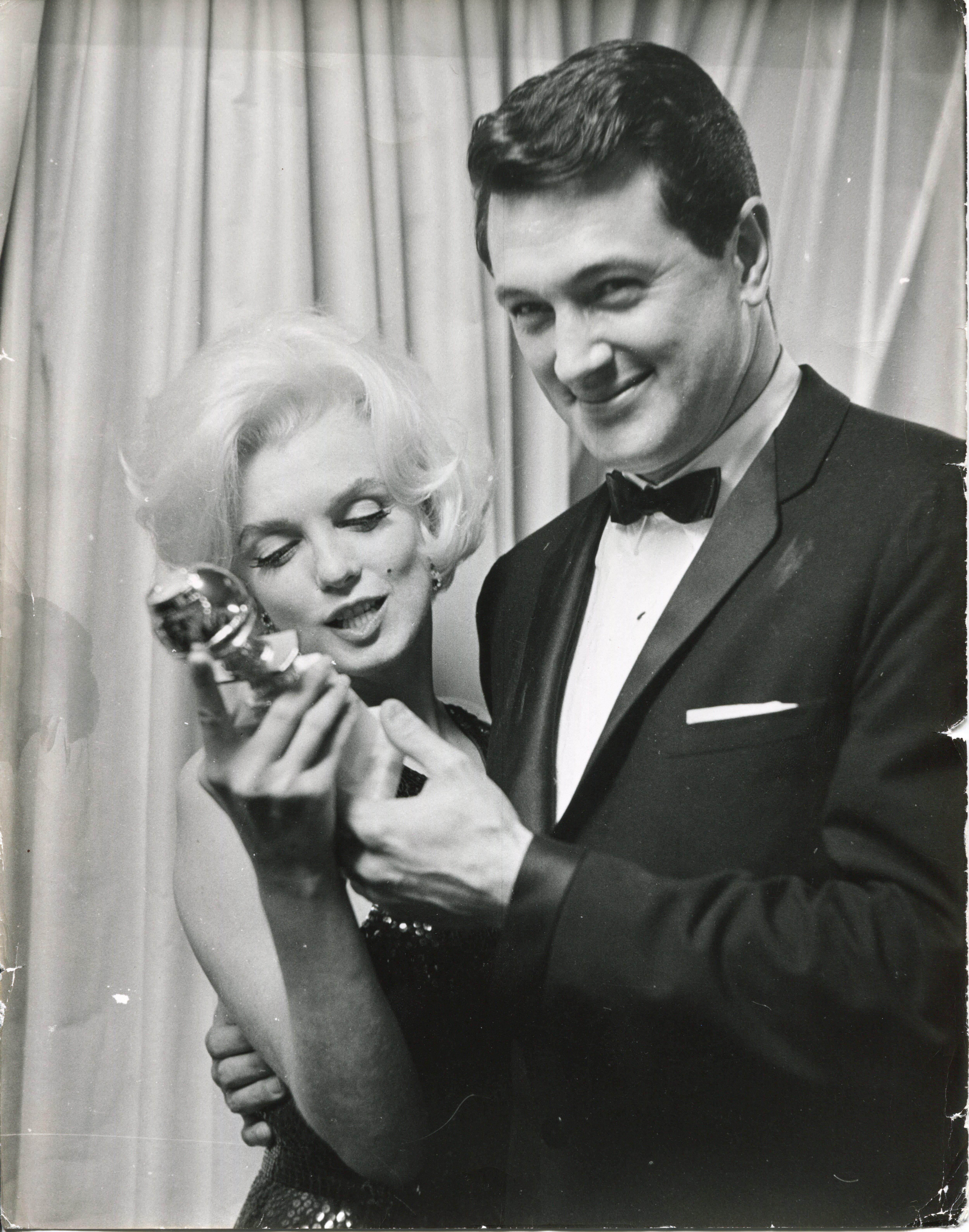 Unknown Black and White Photograph - Marilyn Monroe winning the Golden Globe - Press Photo
