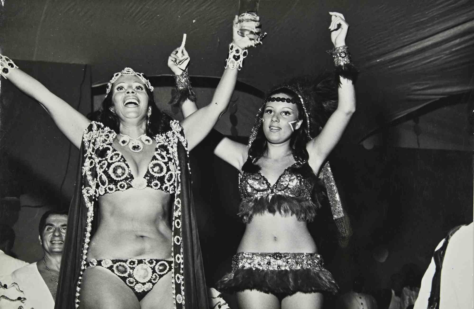 Unknown Figurative Photograph – Maskierte Tänzer in den 1970er Jahren - Vintage Photograph - 1970er Jahre